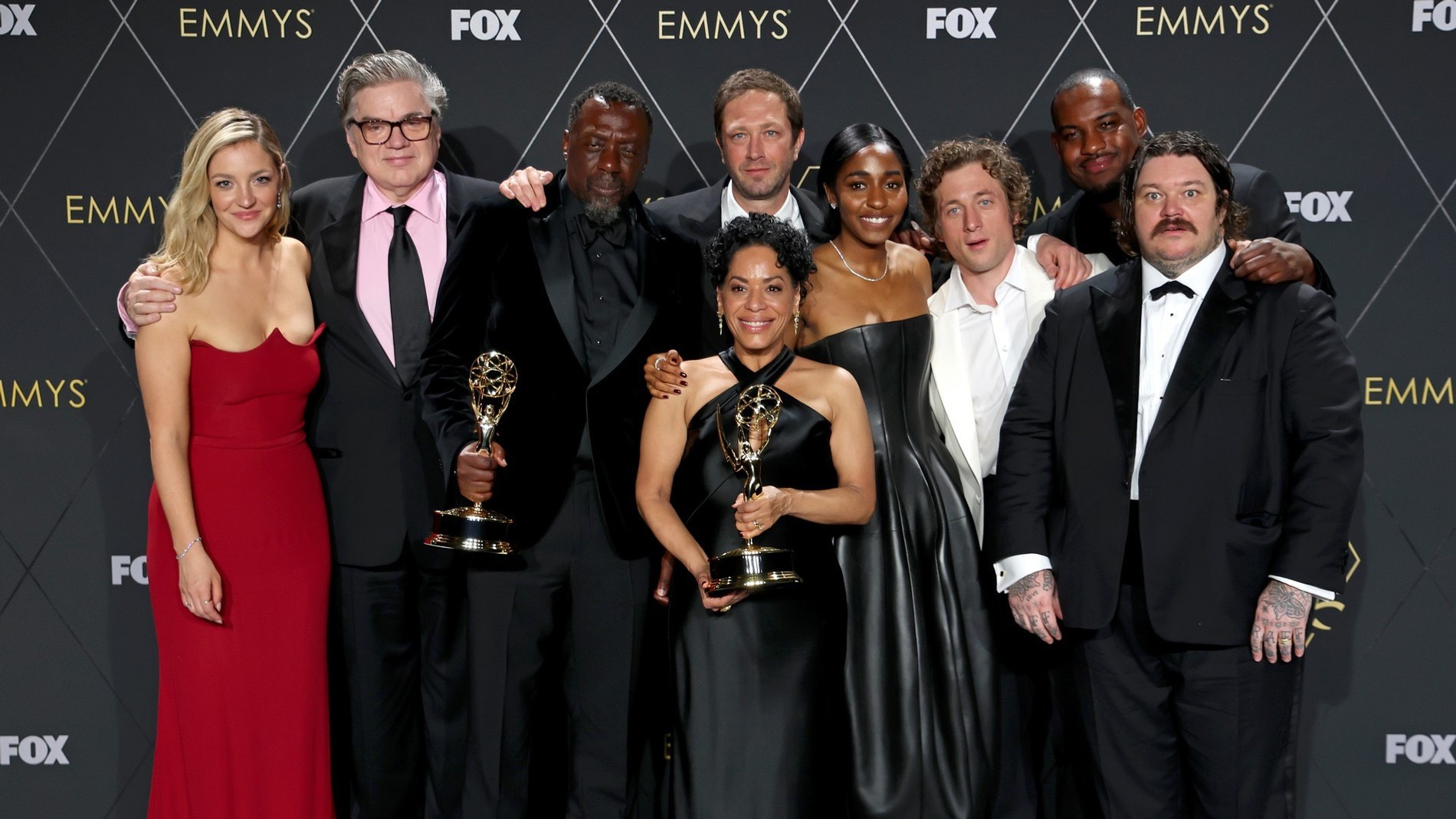 Эбби Эллиотт, Оливер Платт, Эдвин Ли Гибсон, Эбон Мосс-Бакра, Лиза Колон-Заяс, Айо Эдебири, Джереми Аллен Уайт, Лионель Бойс, Мэтти Мэтисон, сериал «Медведь». Фото: Getty Images