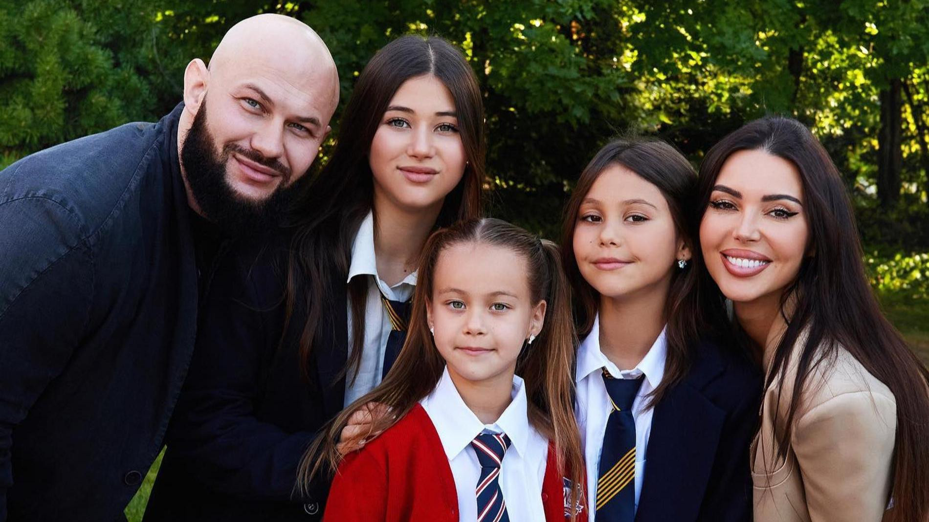 Оксана Самойлова и Джиган с детьми. Фото: Инстаграм* @samoylovaoxana