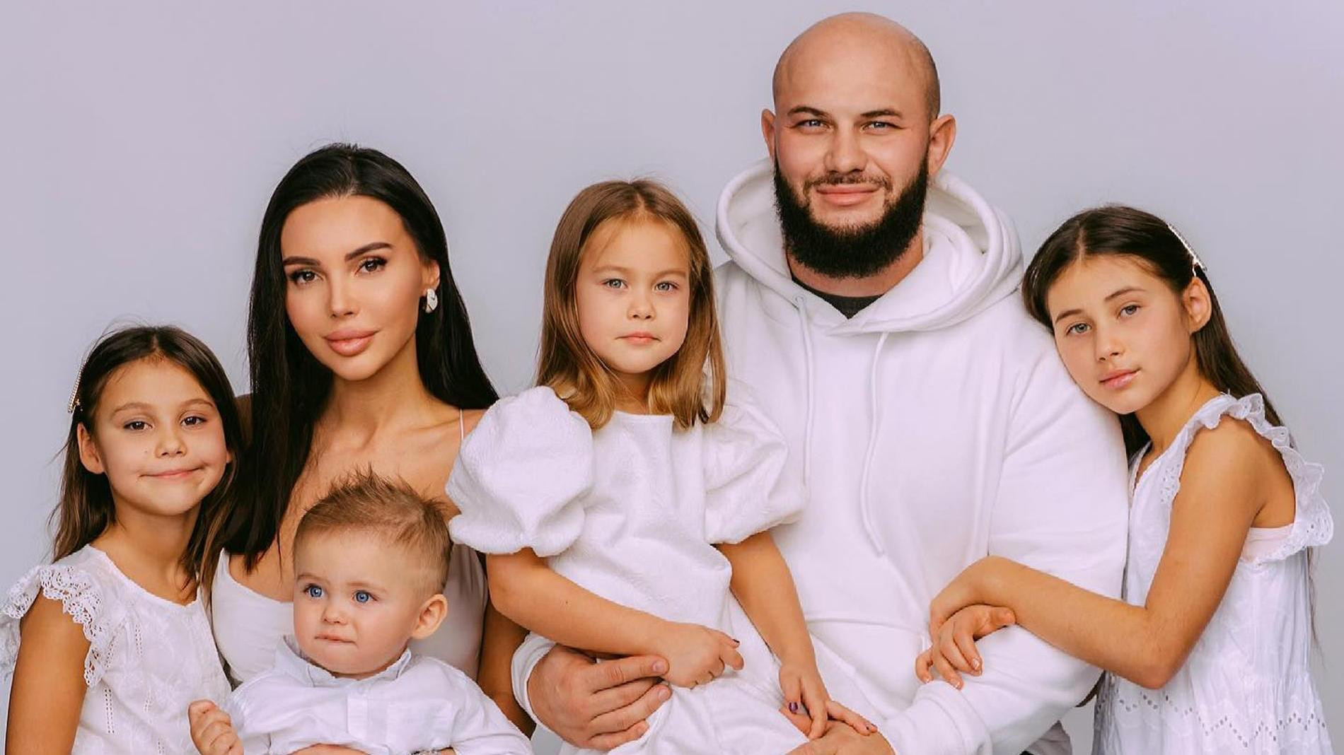 Оксана Самойлова и Джиган с детьми. Фото: Инстаграм* @samoylovaoxana