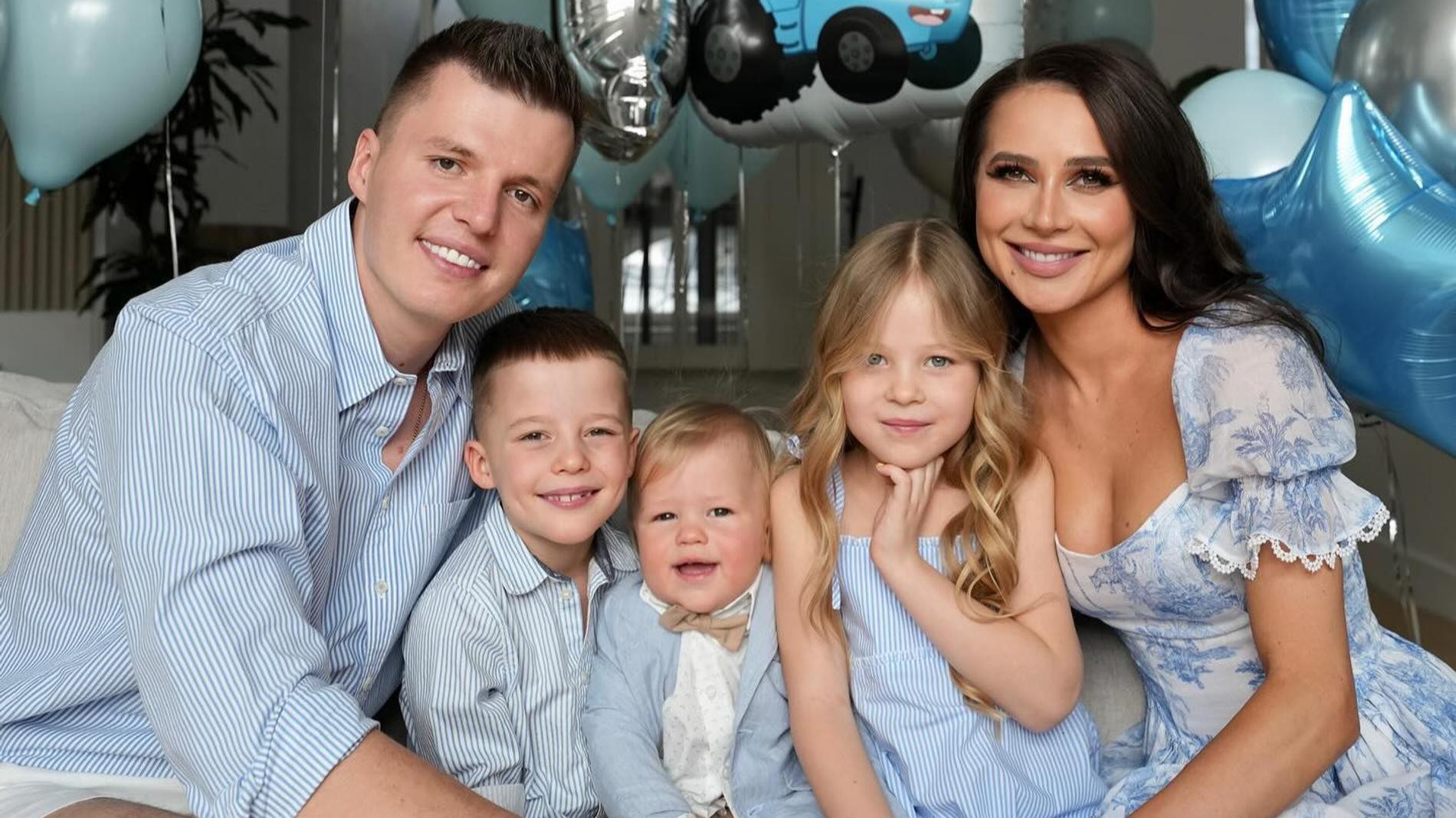 Валерия и Артем Чекалины с детьми. Фото: Инстаграм* @ler_chek