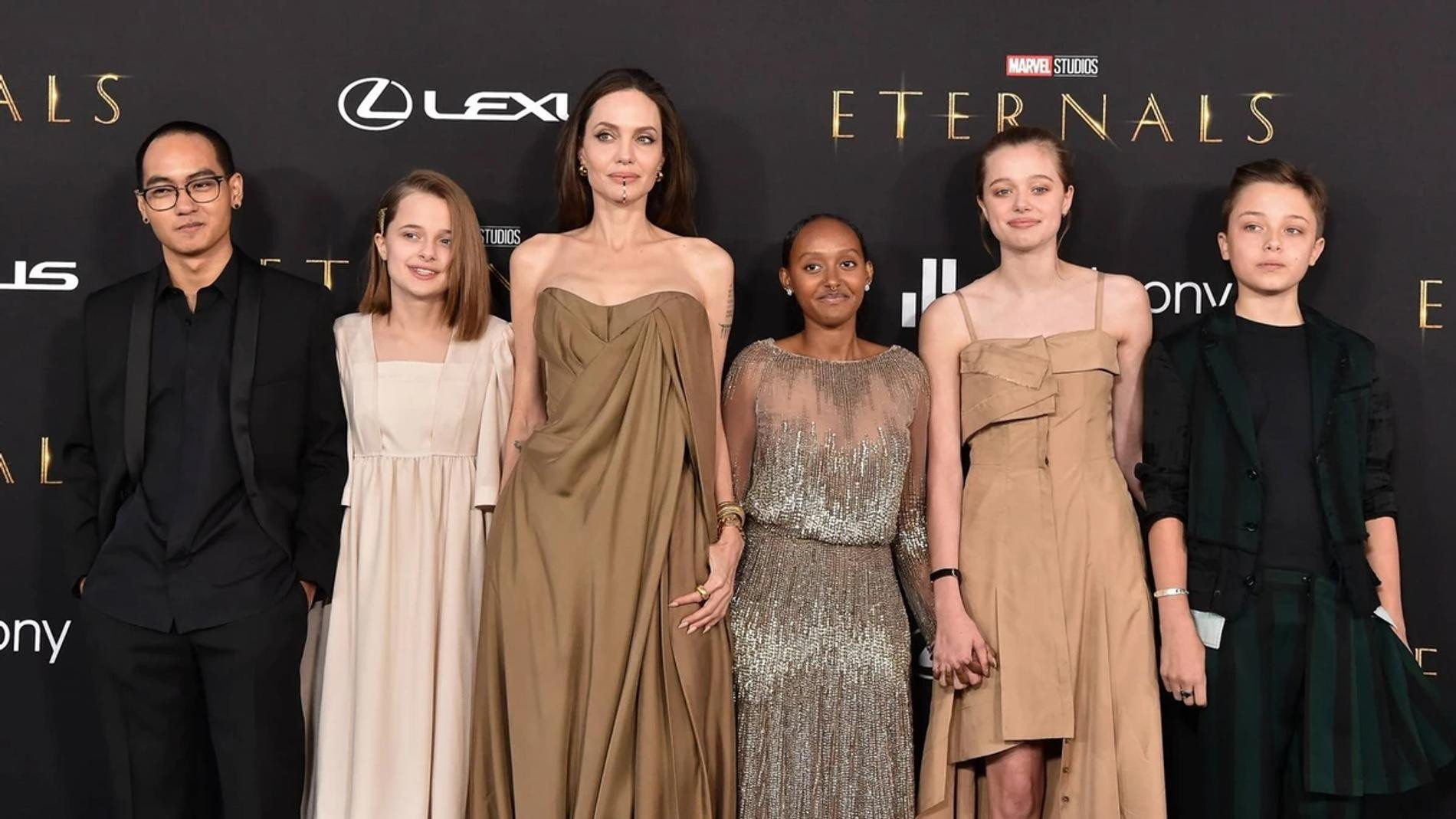 Анджелина Джоли с детьми. Фото: Getty Images