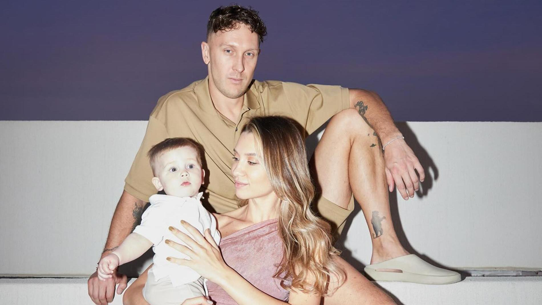 Александр и Мария Тарасовы с сыном. Фото: Инстаграм (запрещен в РФ) @mariakakdela