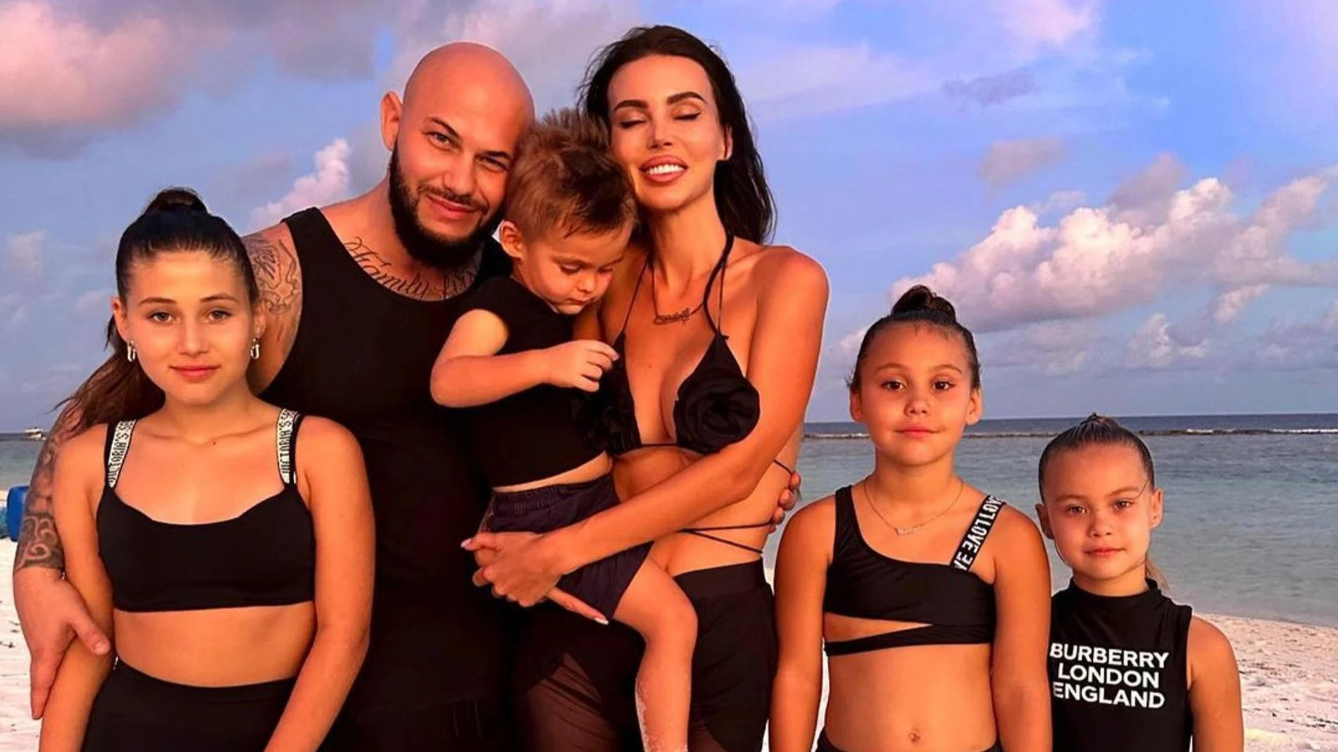 Оксана Самойлова и Джиган с детьми. Фото: Инстаграм* @samoylovaoxana