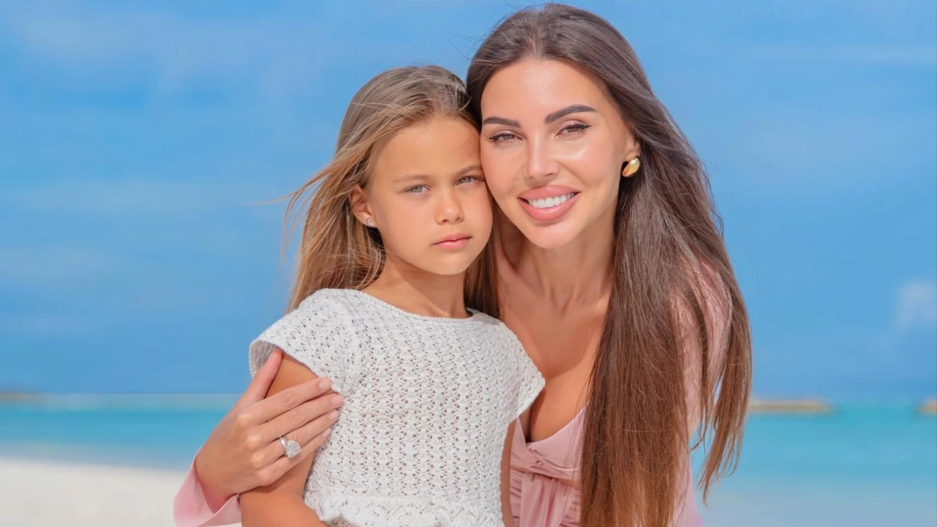 Оксана Самойлова с младшей дочерью Майей. Фото: Инстаграм* @samoylovaoxana