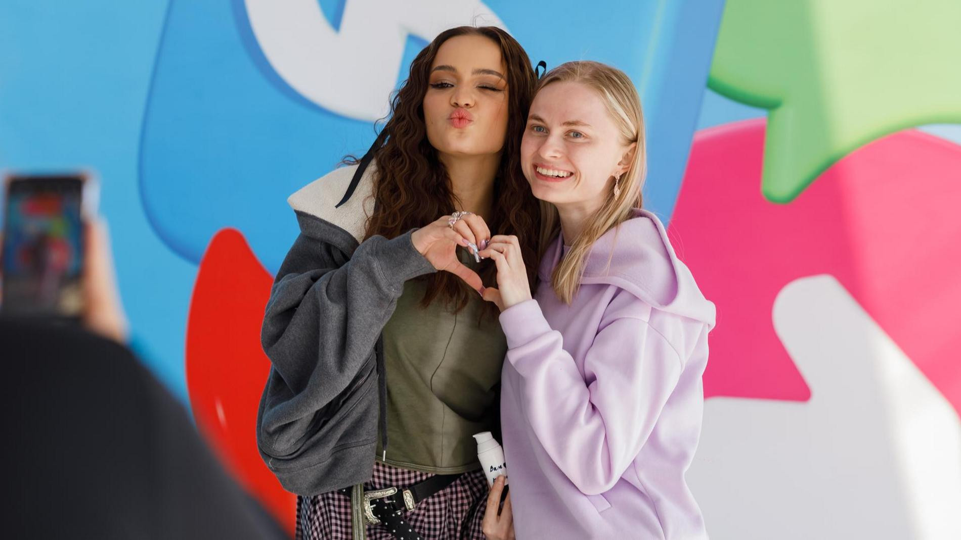 Валя Карнавал с поклонницей. Фото: пресс-служба