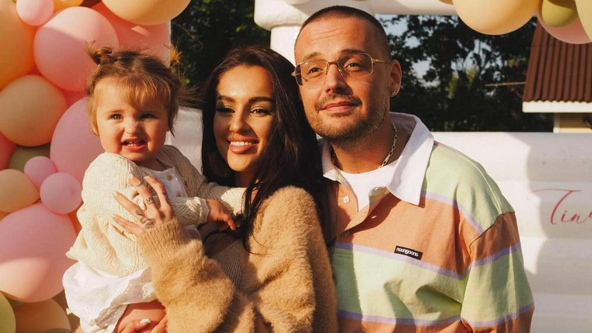 Юлия Королева и Гуф с дочерью Тиной. Фото: телеграм-канал Юлии Королевой