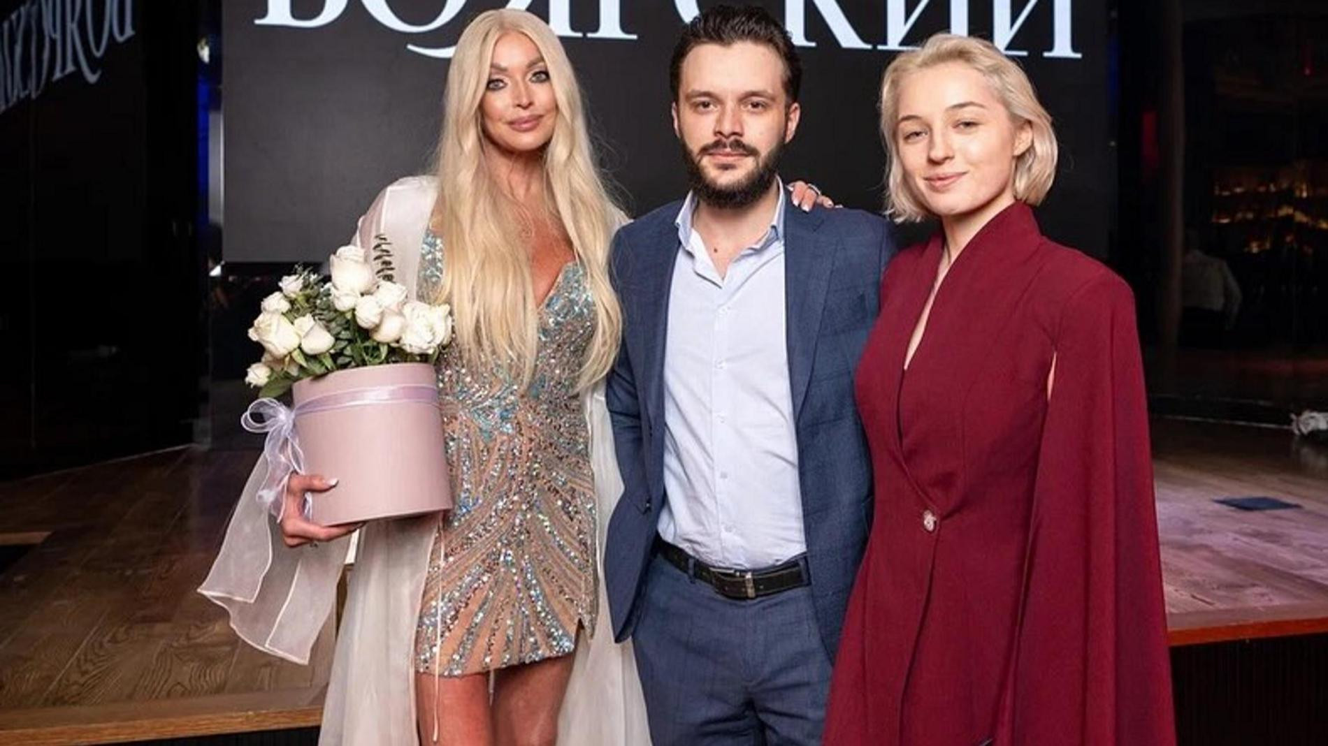 Анастасия Волочкова с дочерью Ариадной и ее женихом Никитой. Фото: Инстаграм* @volochkova_art