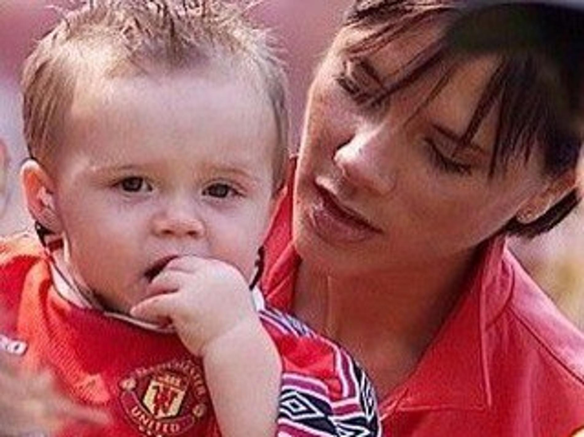 Виктория Бекхэм со старшим сыном Бруклином. Фото: Инстаграм (запрещён в РФ) @davidbeckham