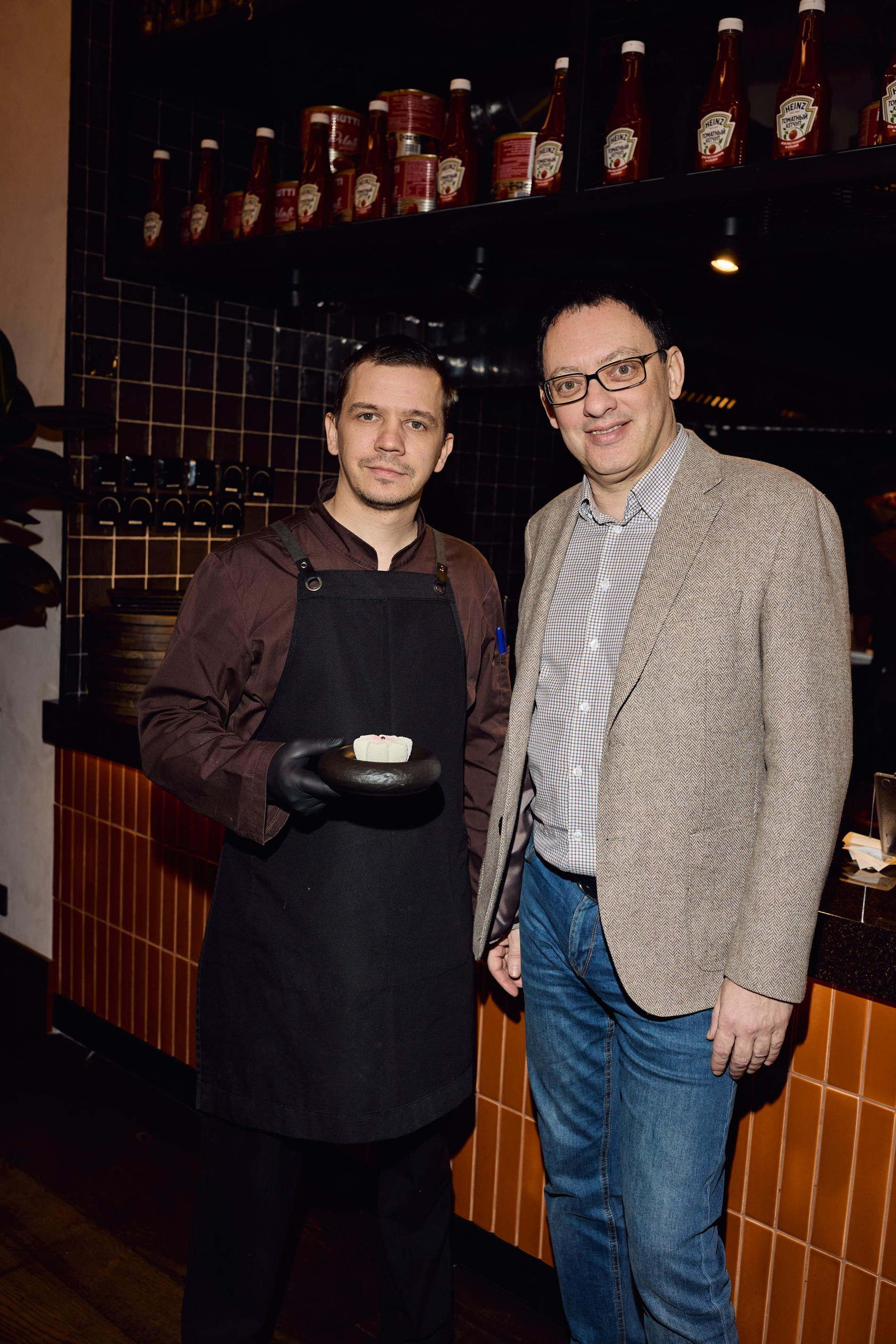 Михаил Шенштейн на фестивале кондитерского искусства. Фото: пресс-служба