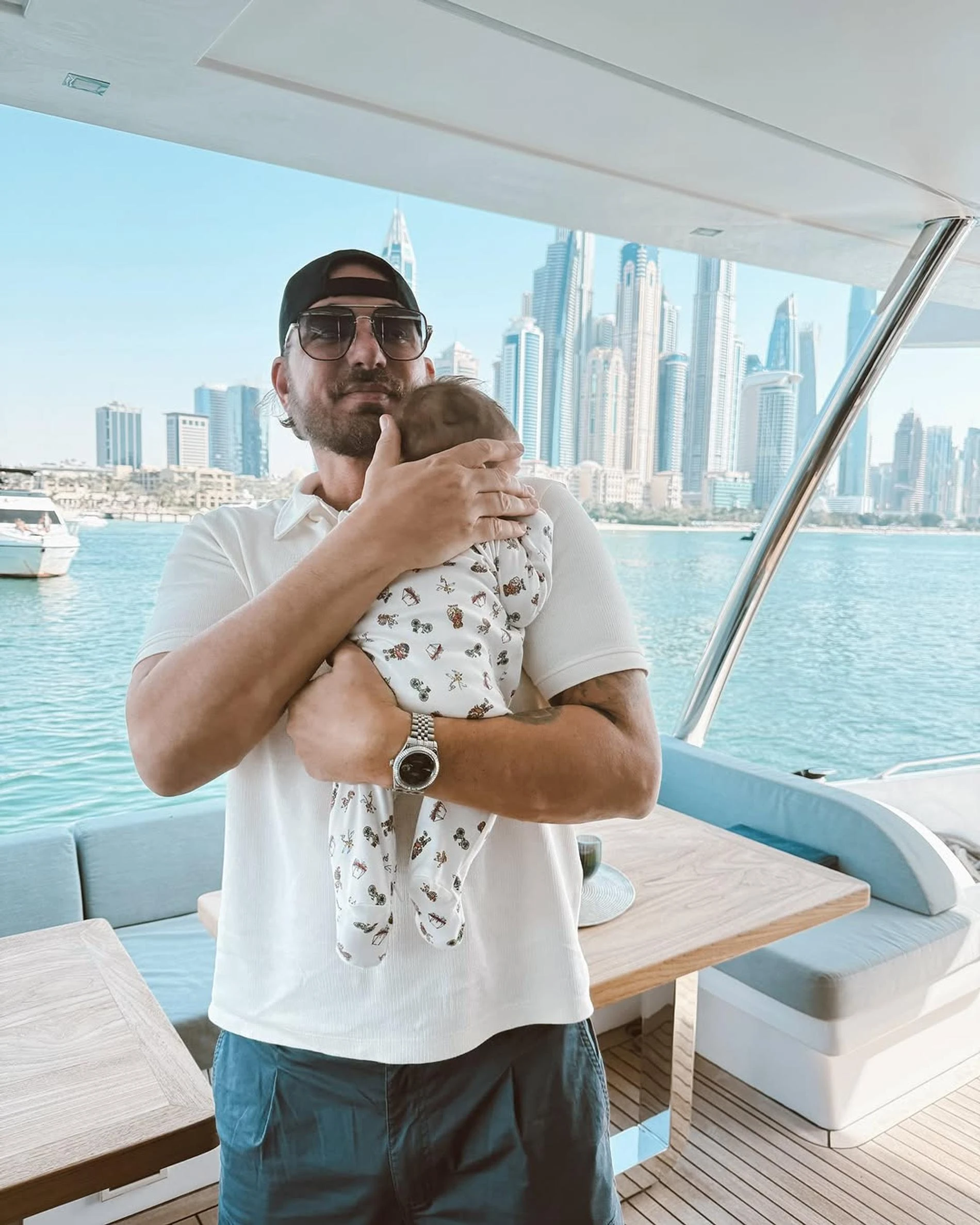 Курбан Омаров с младшим сыном. Фото: Инстаграм (запрещён в РФ) @zimamoscow