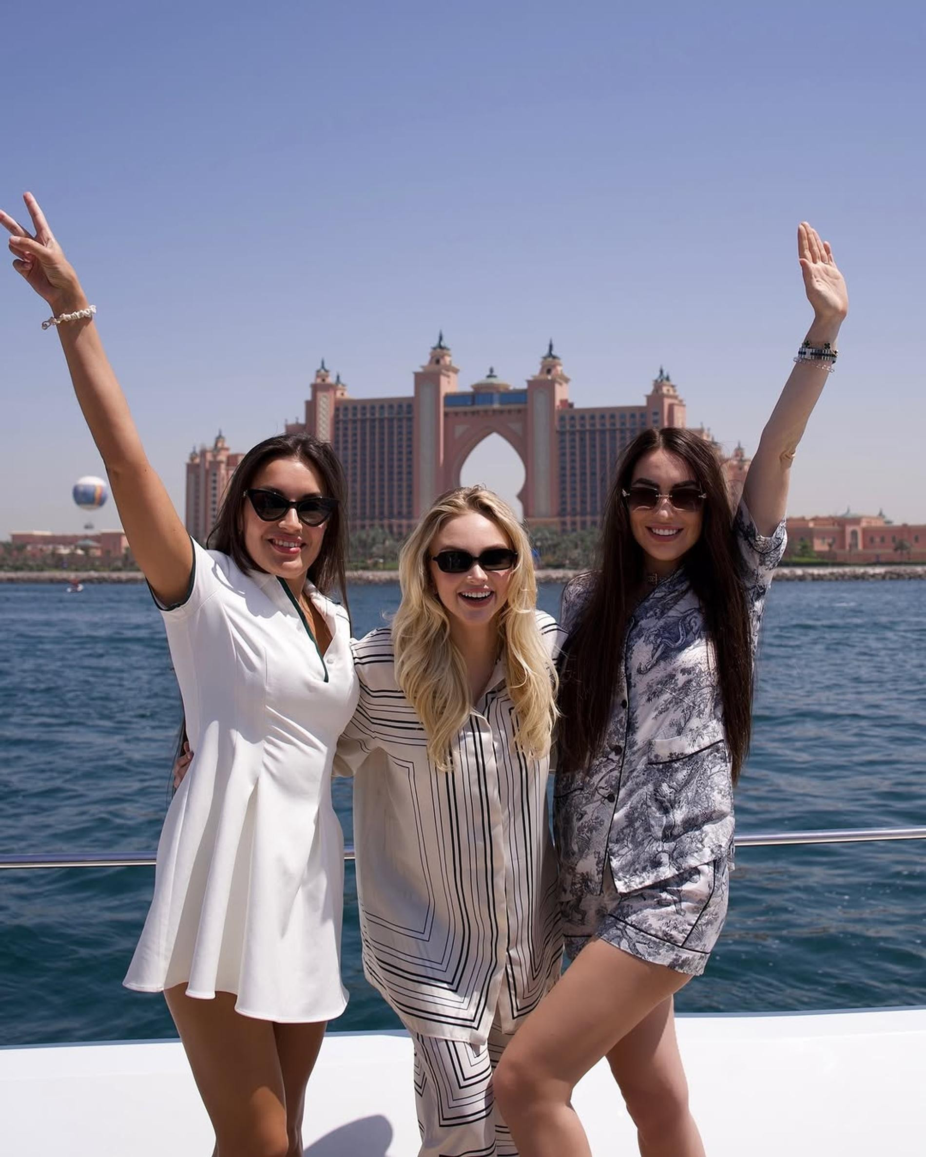 Валерия Омарова с подругами. Фото: Инстаграм (запрещён в РФ) @zimamoscow