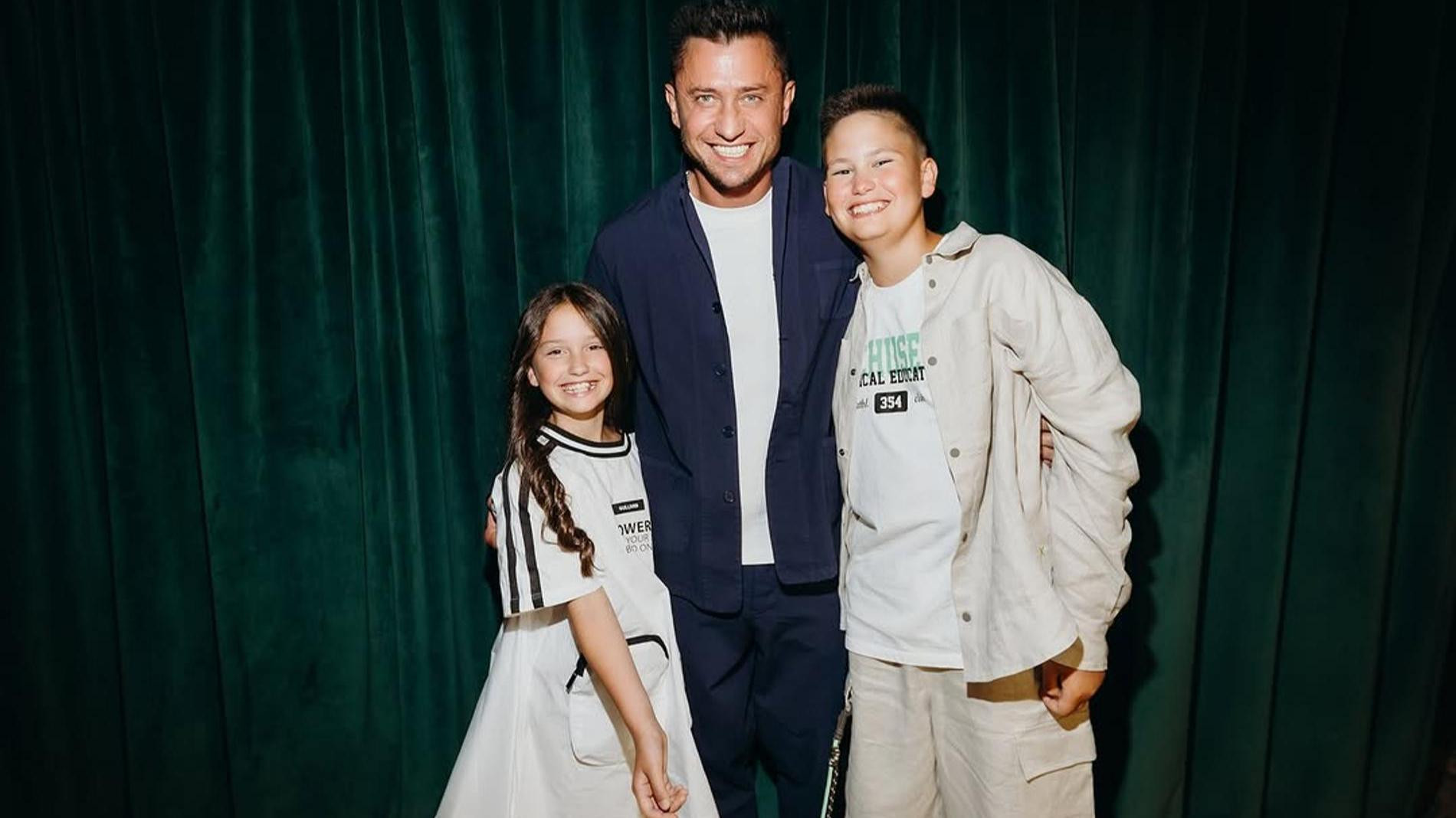 Павел Прилучный с сыном и дочерью от Агаты Муцениеце. Фото: Инстаграм* @bugevuge