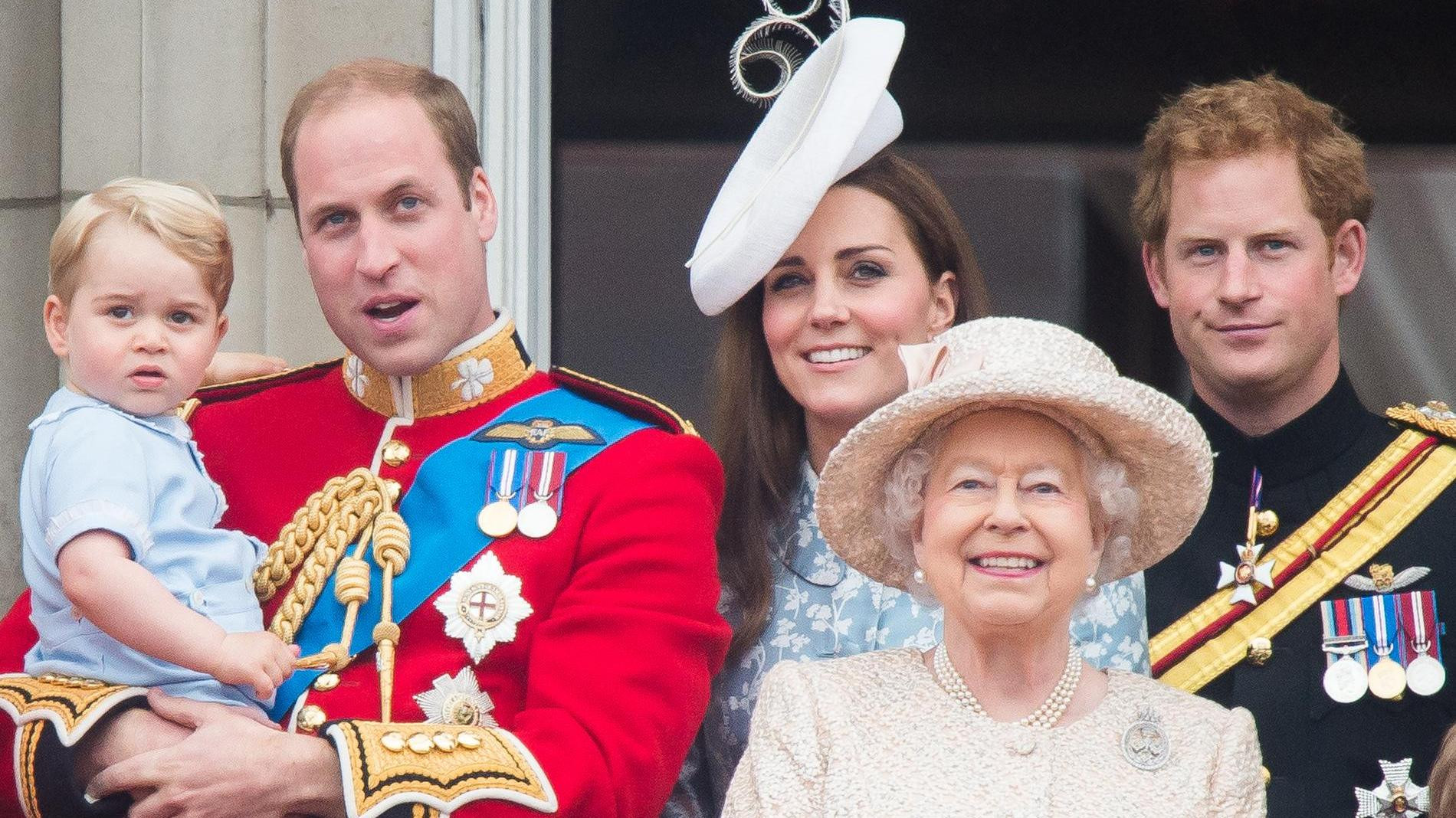 Принц Уильям с сыном Джорджем, Кейт Миддлтон, Елизавета II и принц Гарри. Фото: Getty Images