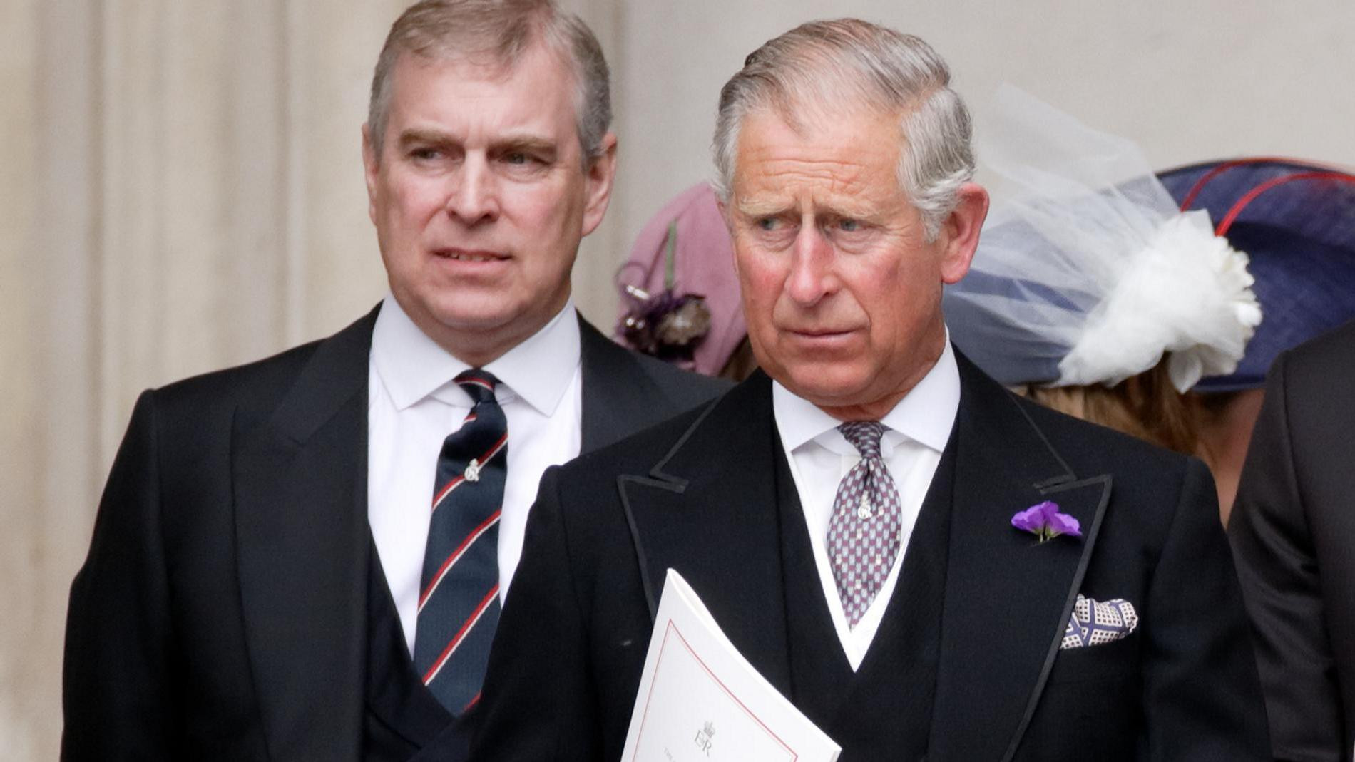 Принц Эндрю с братом Чарльзом — королём Карлом III. Фото: Getty Images