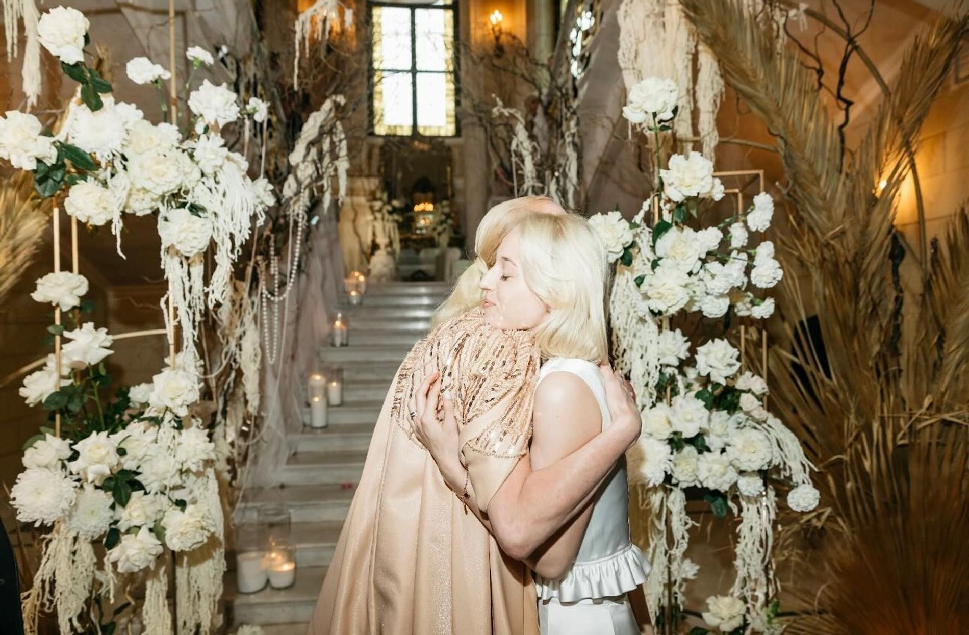 Анастасия Волочкова обняла дочь. Фото: Инстаграм (запрещён в РФ) @volochkova_art