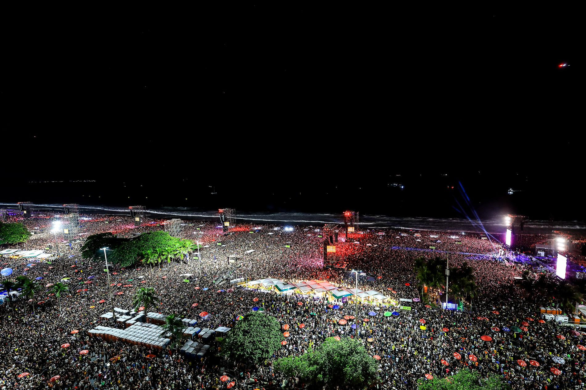 К моменту выступления выбранного для разогрева DJ Pabllo Vittar на пляже уже было яблоку негде упасть. Фото: Getty Images