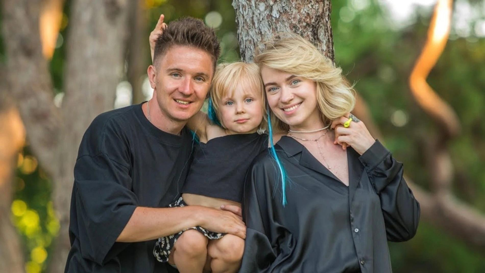 Денис и Елена Кукояки с дочерью Василисой. Фото: Инстаграм (запрещен в РФ) @panarinka