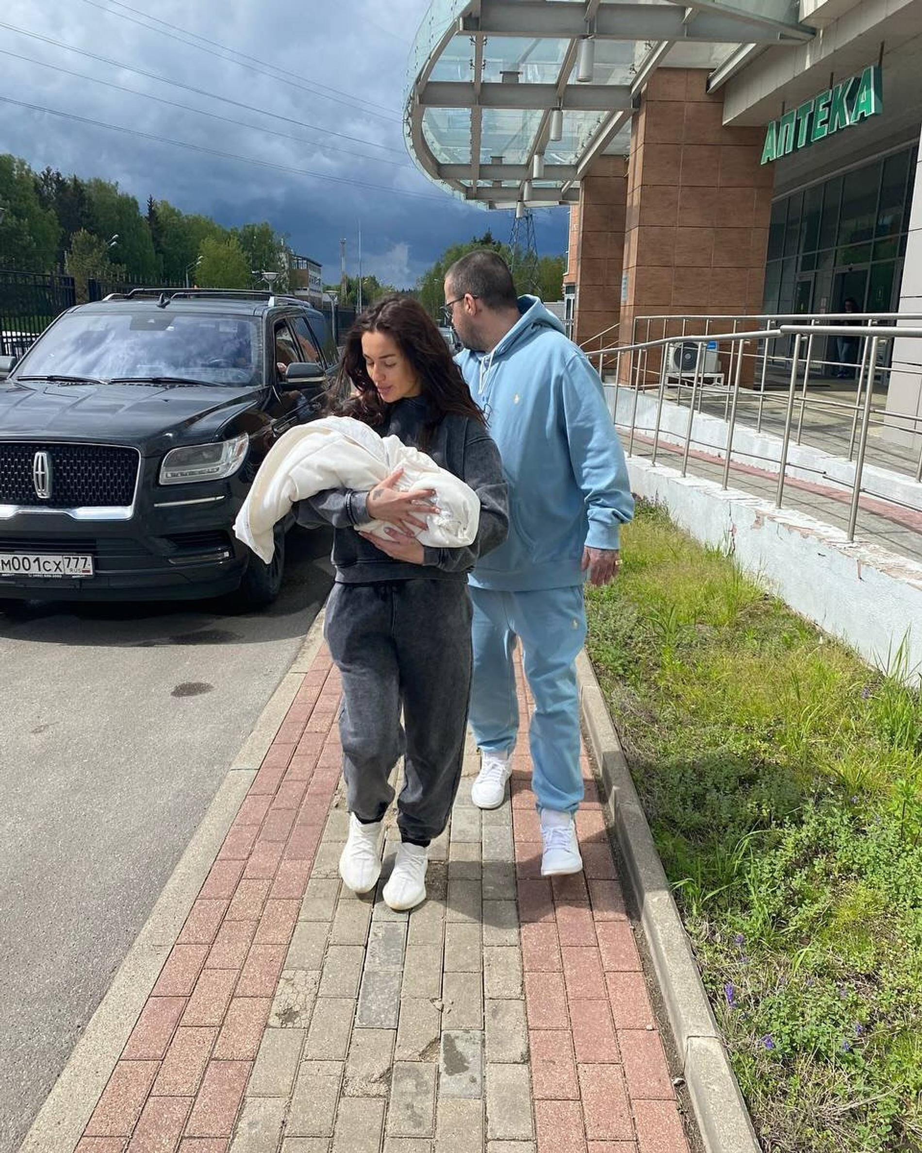 Юлия Королева и Гуф с дочерью. Фото: Инстаграм (запрещён в РФ) @yuliyakorolevaa