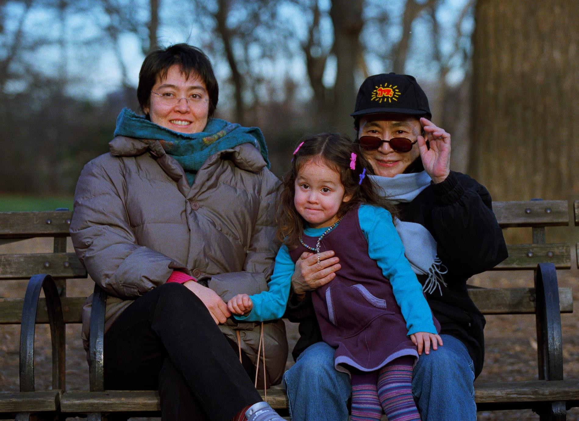 Йоко Оно после воссоединения с Кёко, вместе с внучкой Эми в 2000 году. Фото: Getty Images