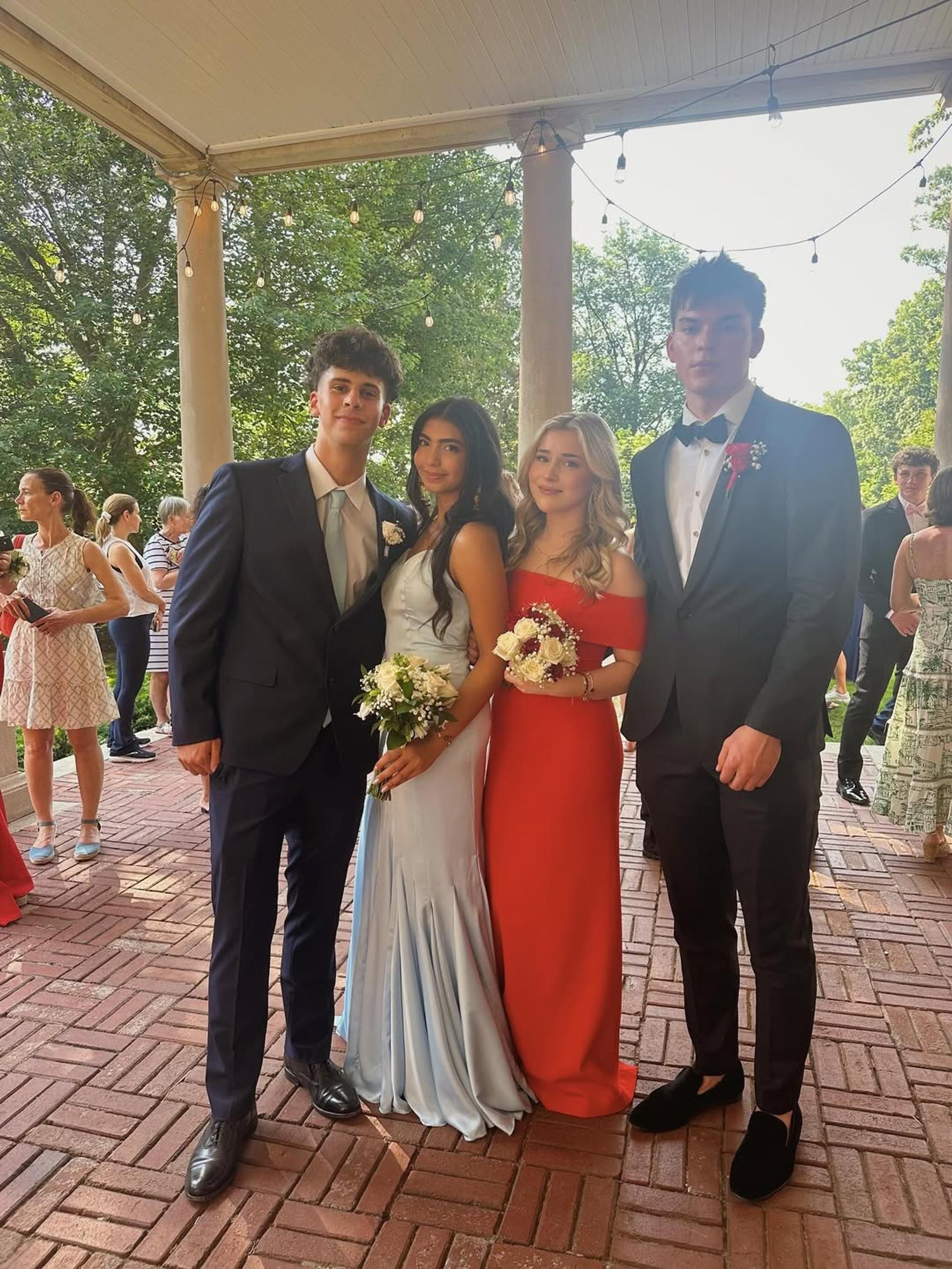 Микелла Абрамова с одноклассниками на выпускном. Фото: Инстаграм* @aizaanaqvii