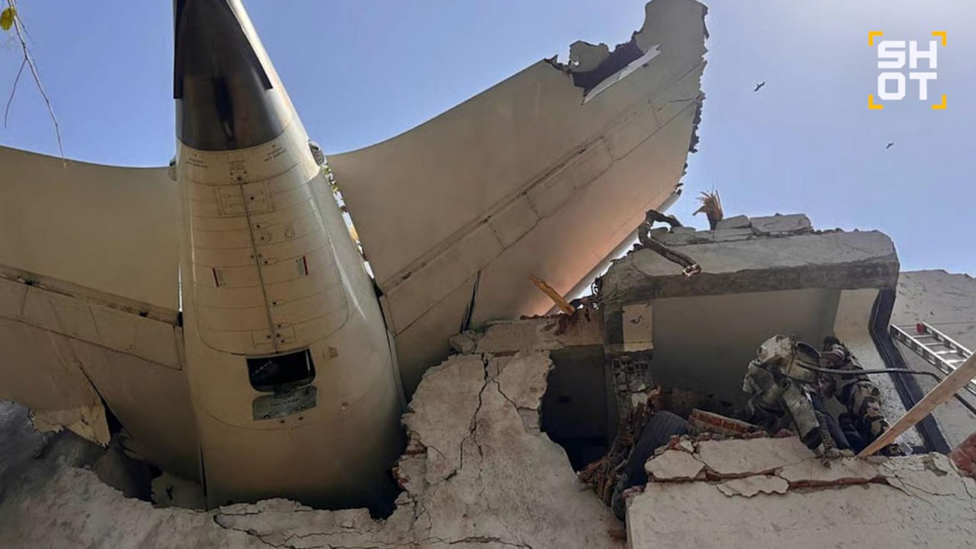 Рухнувший на общежитие студентов-медиков Boeing 787 Dreamliner. Фото: SHOT