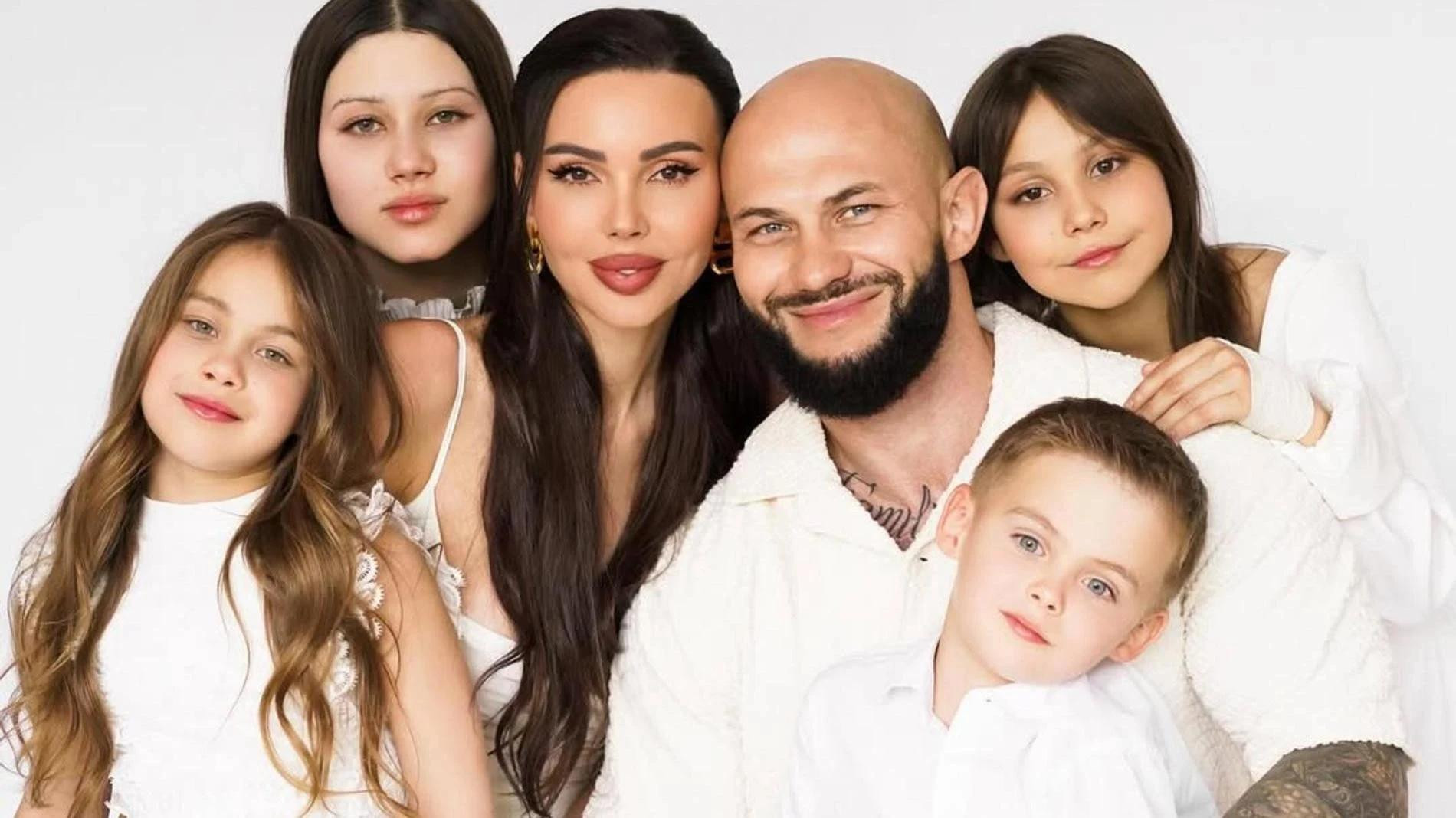 Джиган и Оксана Самойлова с детьми. Фото: Инстаграм (запрещён в РФ) @samoylovaoxana