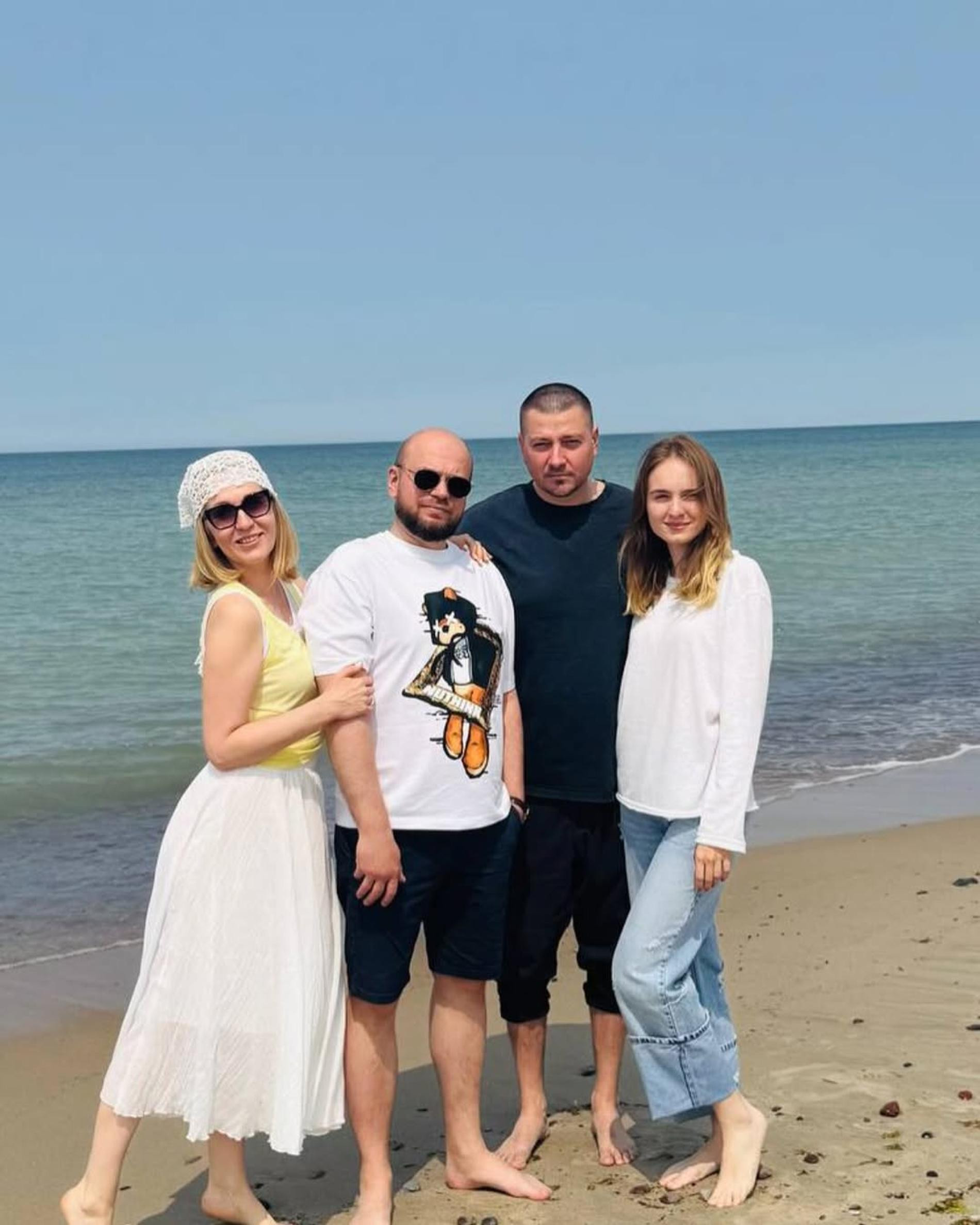 Пётр Кислов (второй справа) с супругой (крайняя справа) и друзьями. Фото: Инстаграм (запрещён в РФ) @petrkislov