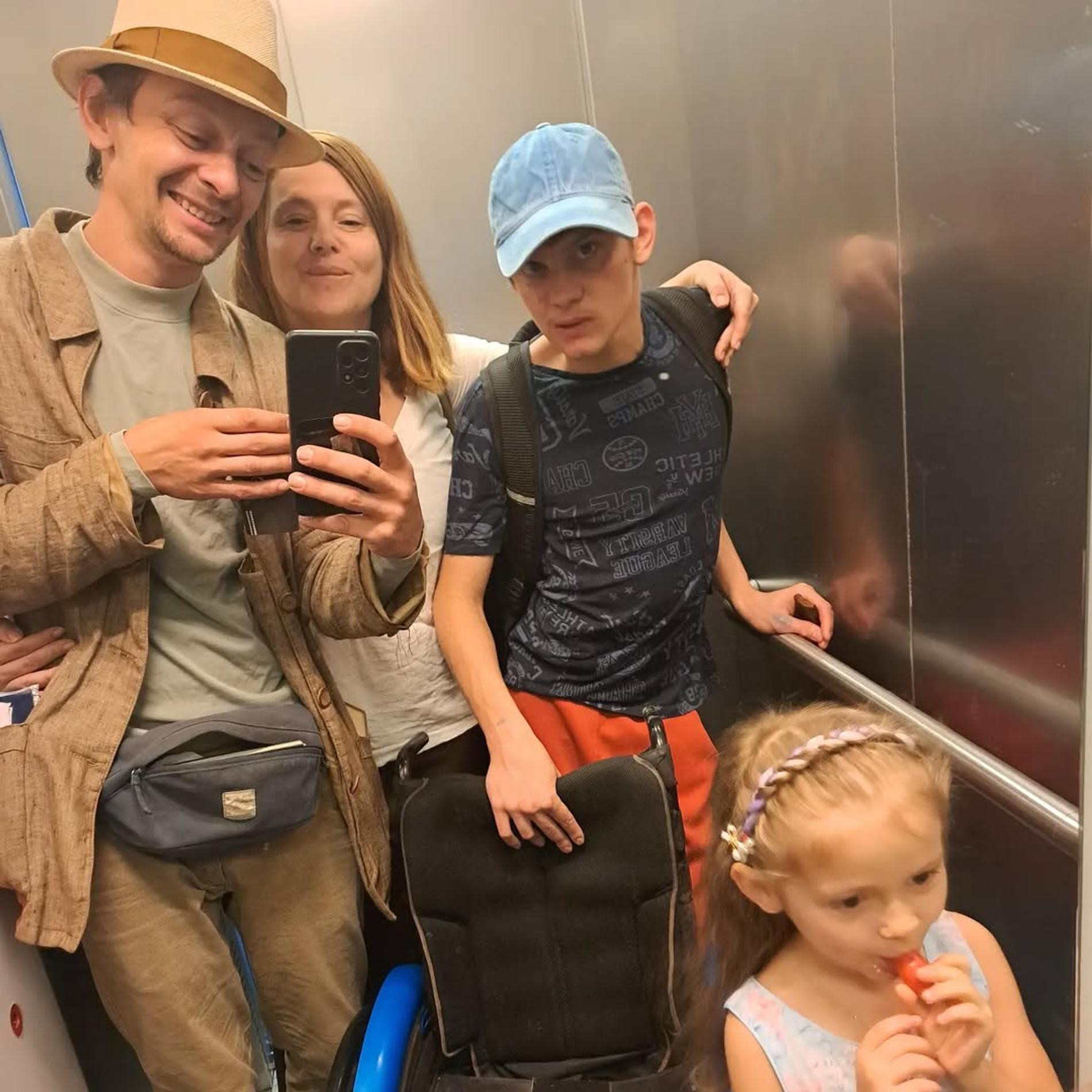 Евгений Кулаков с семьёй. Фото: Инстаграм (запрещён в РФ) @kulakovv.evgen