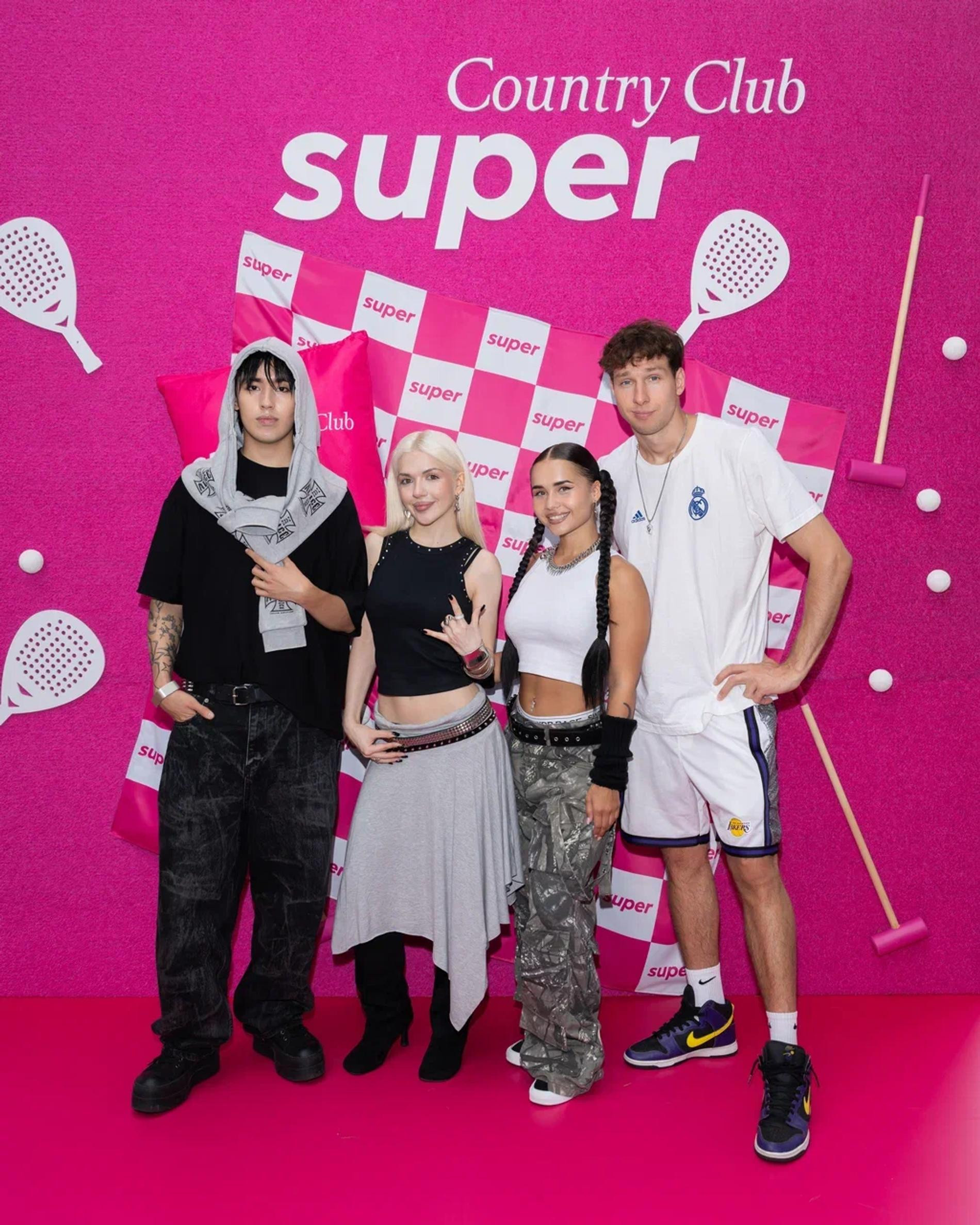 Аслан Шукаша, Соня Слипи, Катя Голышева, Паша Дворецкий. Фото: Super