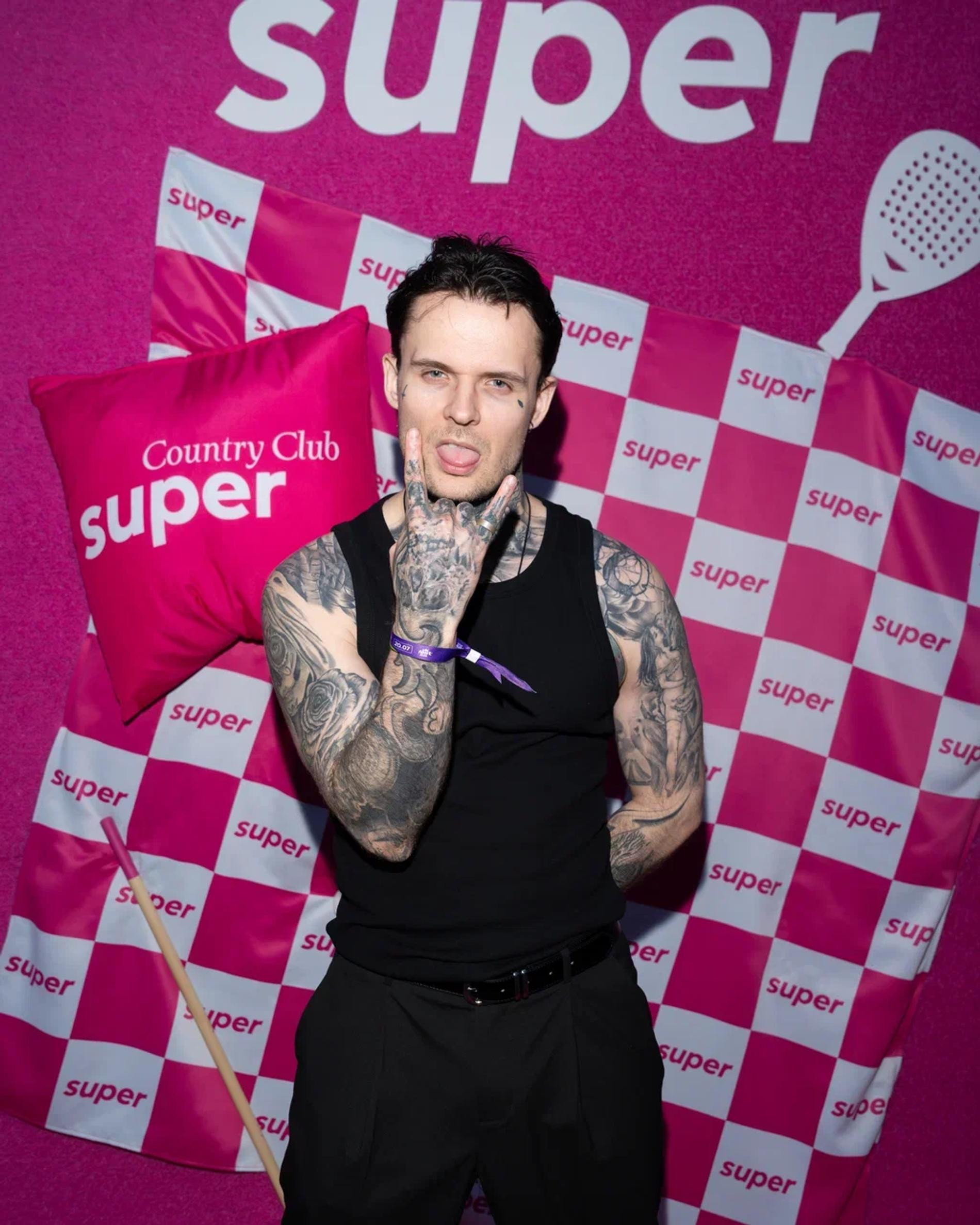 NeVampire. Фото: Super