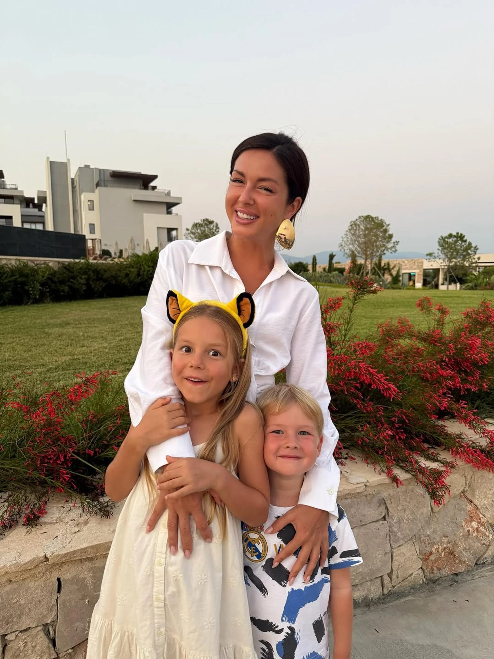 Нюша с дочерью и сыном. Фото: Инстаграм* @nyusha_nyusha