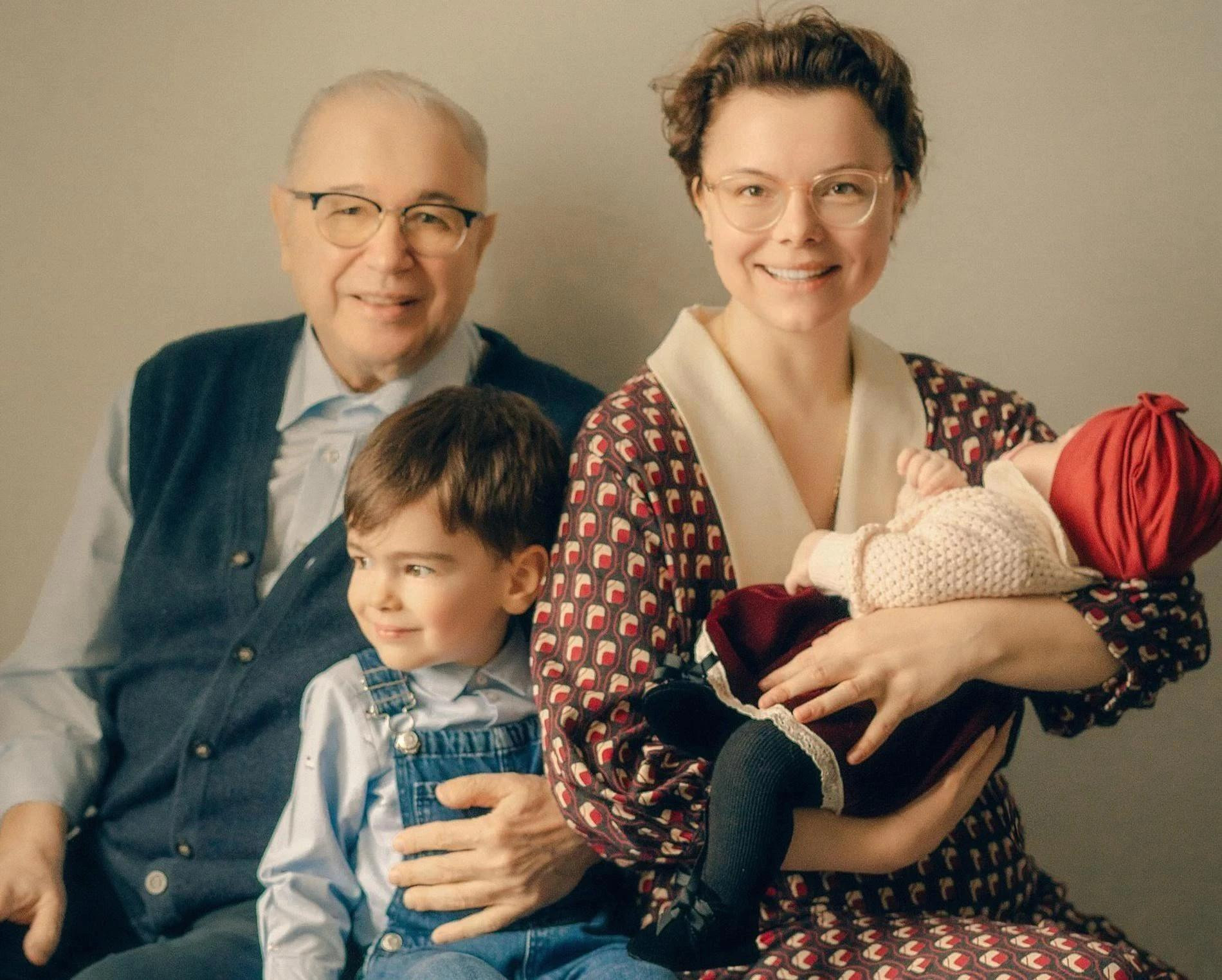 Евгений Петросян и Татьяна Брухунова с детьми. Фото: Инстаграм (запрещён в РФ) @bruhunova