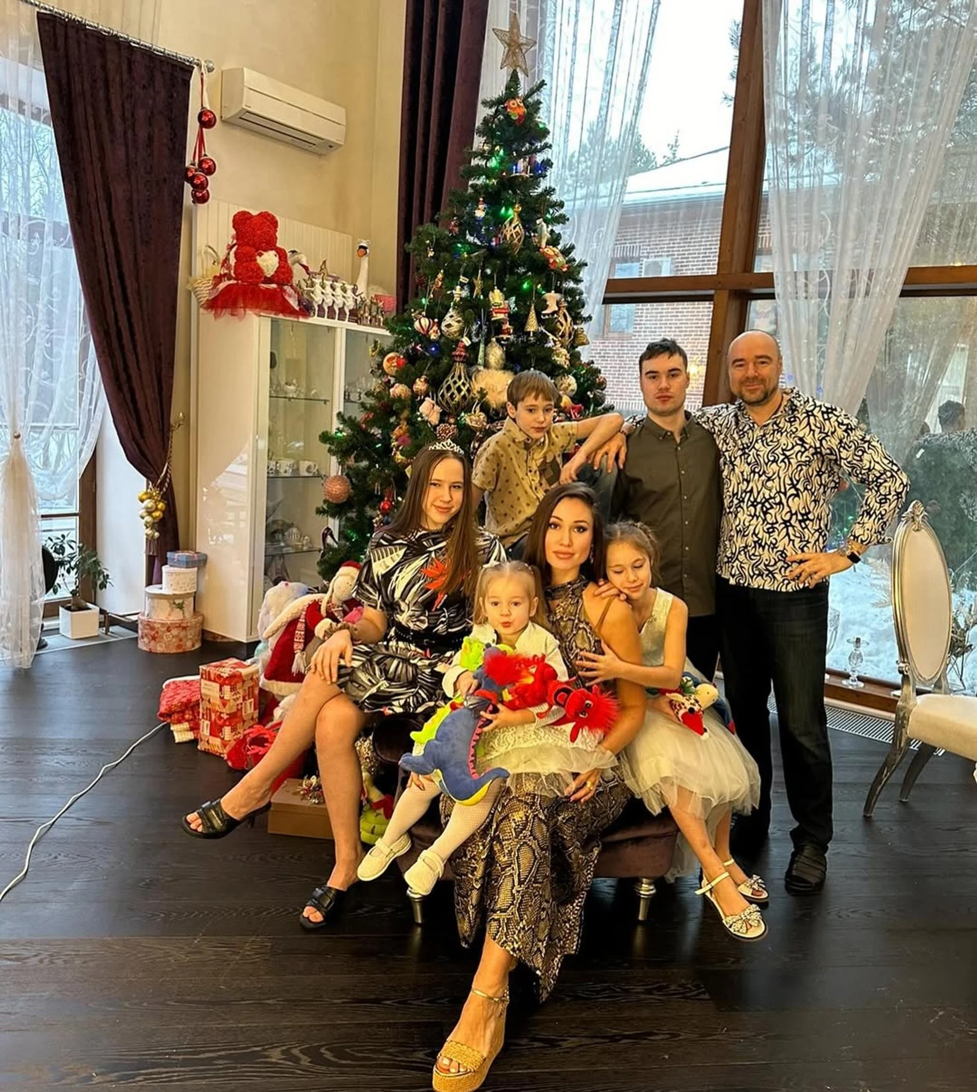 Роман и Елена Товстик с детьми. Фото: Инстаграм (запрещён в РФ) @elenatovstik