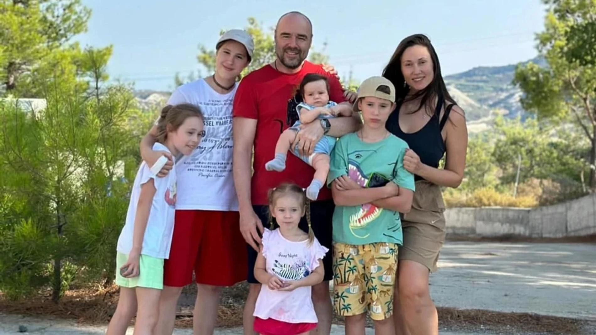 Роман и Елена Товстик с детьми. Фото: Инстаграм (запрещён в РФ) @elenatovstik