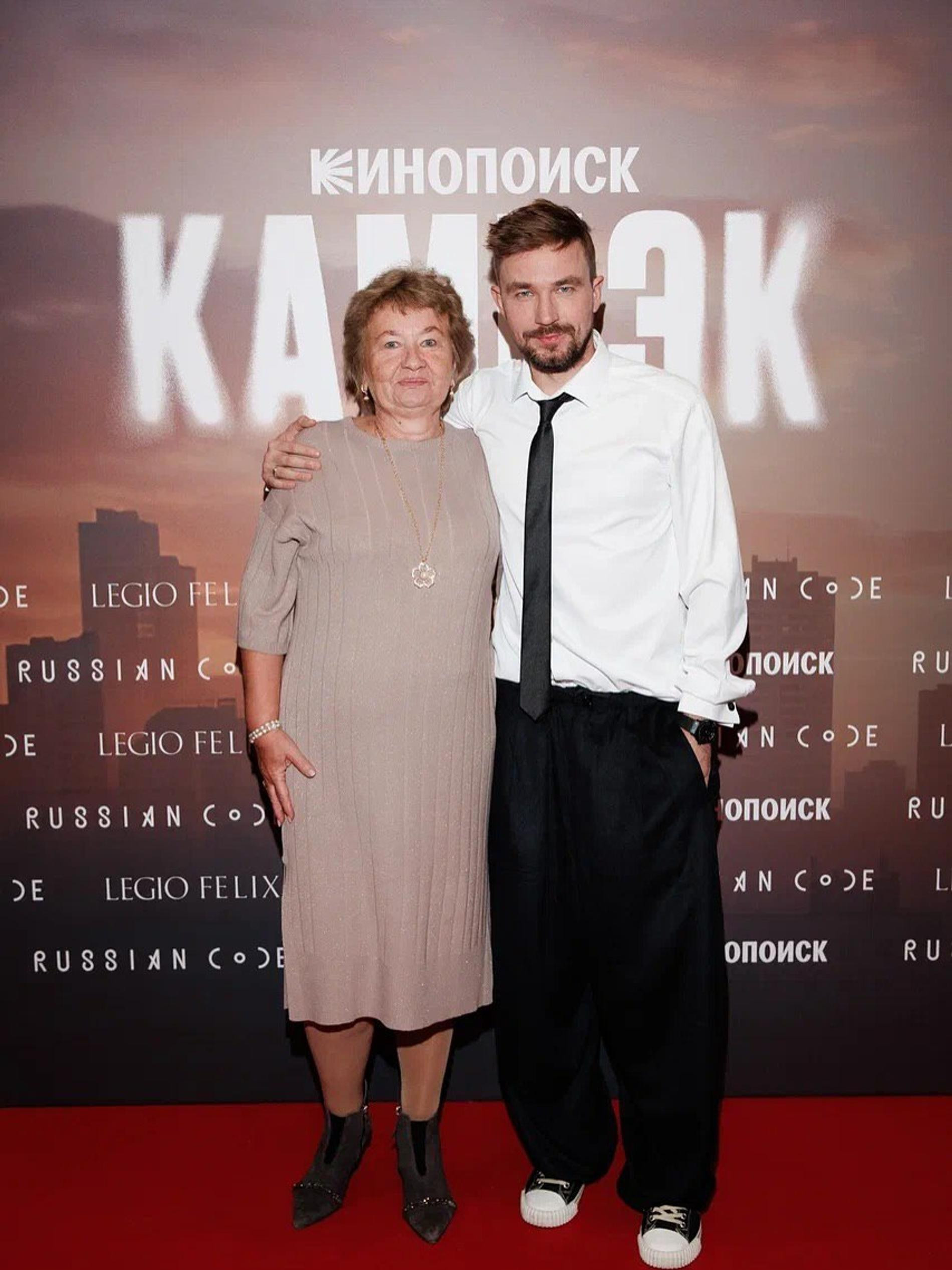 Александр Петров с мамой Алевтиной. Фото: Инстаграм* @actorsashapetrov