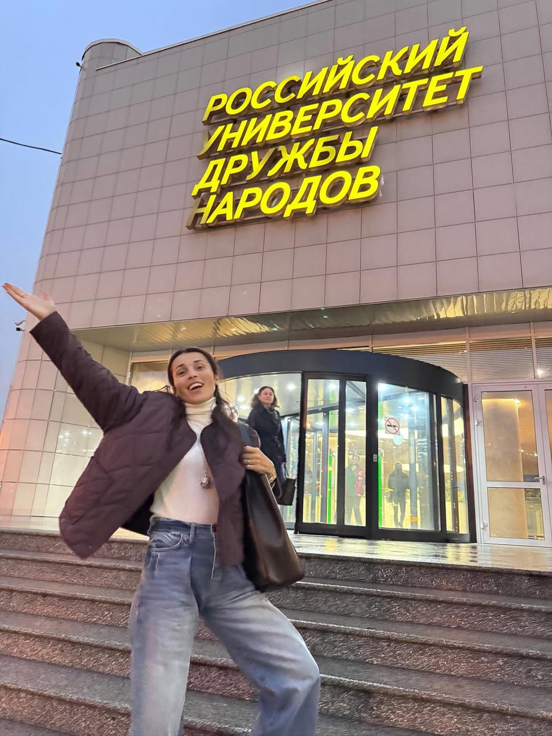 Сати Казанова у здания РУДН. Фото: Инстаграм (запрещён в РФ) @satikazanova