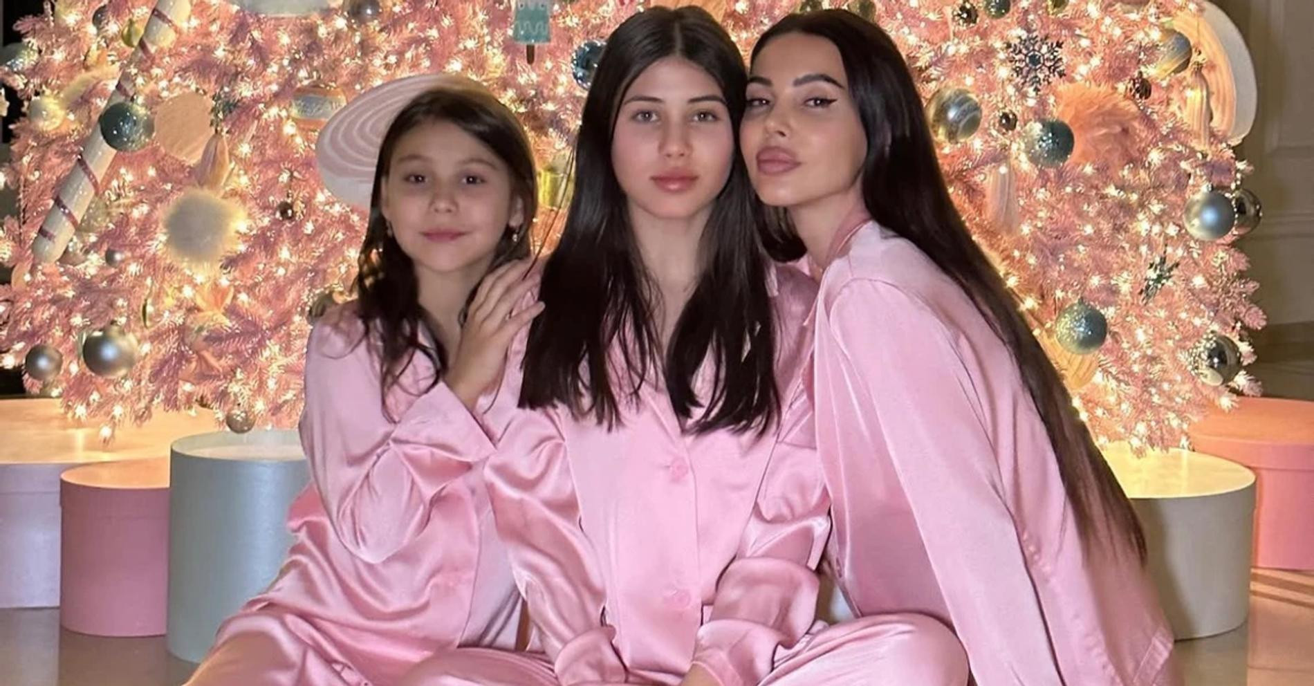 Оксана Самойлова с дочками. Фото: Instagram (запрещён в РФ) @samoylovaoxana