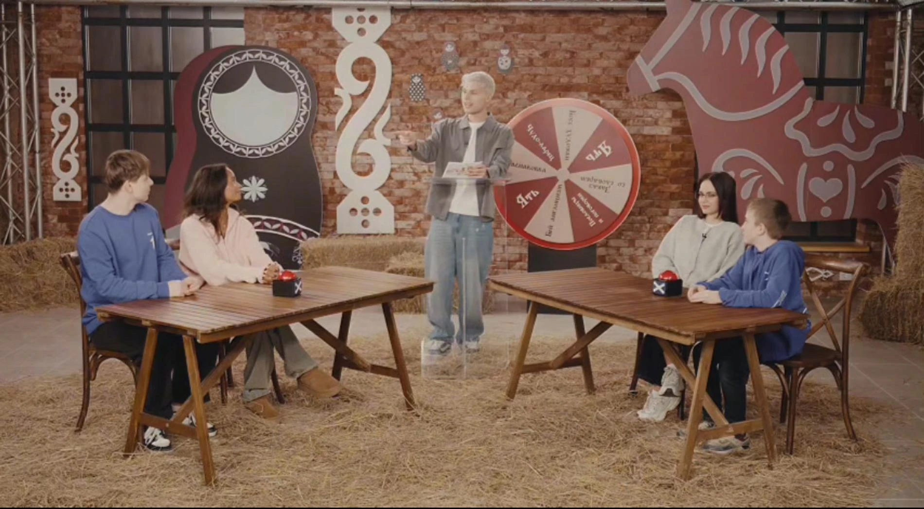 Лёша Янгер и участники шоу «Скажи мне это по-русски». Фото: архив пресс-службы