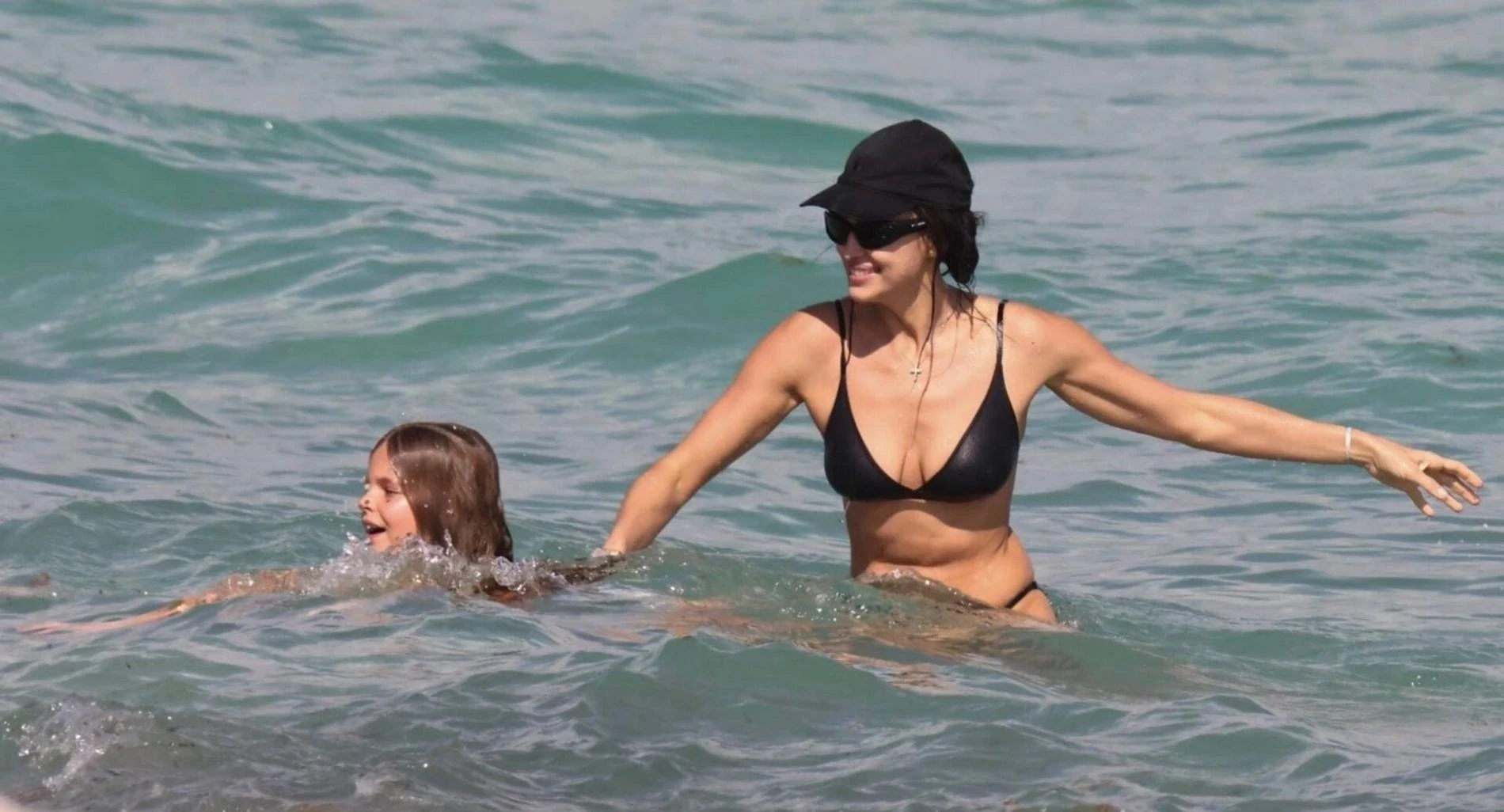 Ирина Шейк с дочкой Леей. Фото: Daily Mail