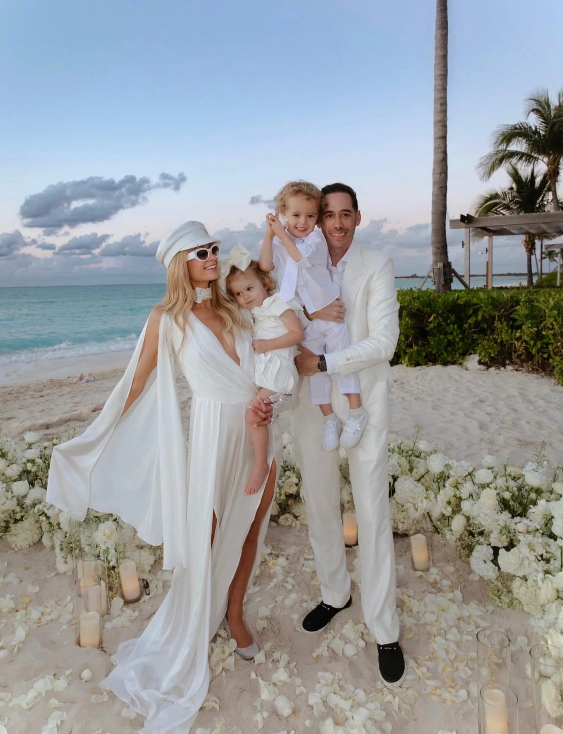 Пэрис Хилтон и Картер Реум со своими детьми. Фото: Соцсети Пэрис Хилтон