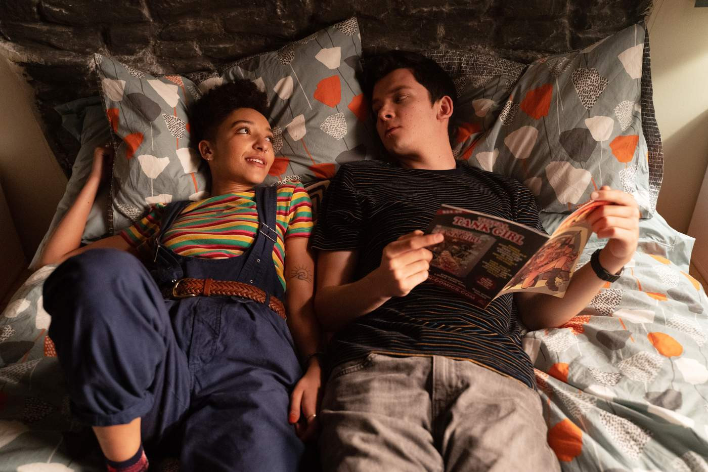 Кадр из сериала «Половое воспитание»