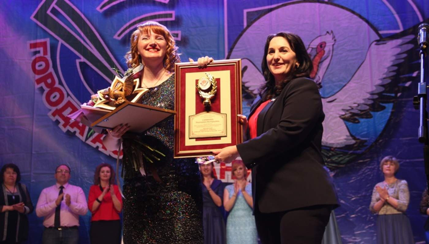 Учительница Екатерина Савинова (слева)