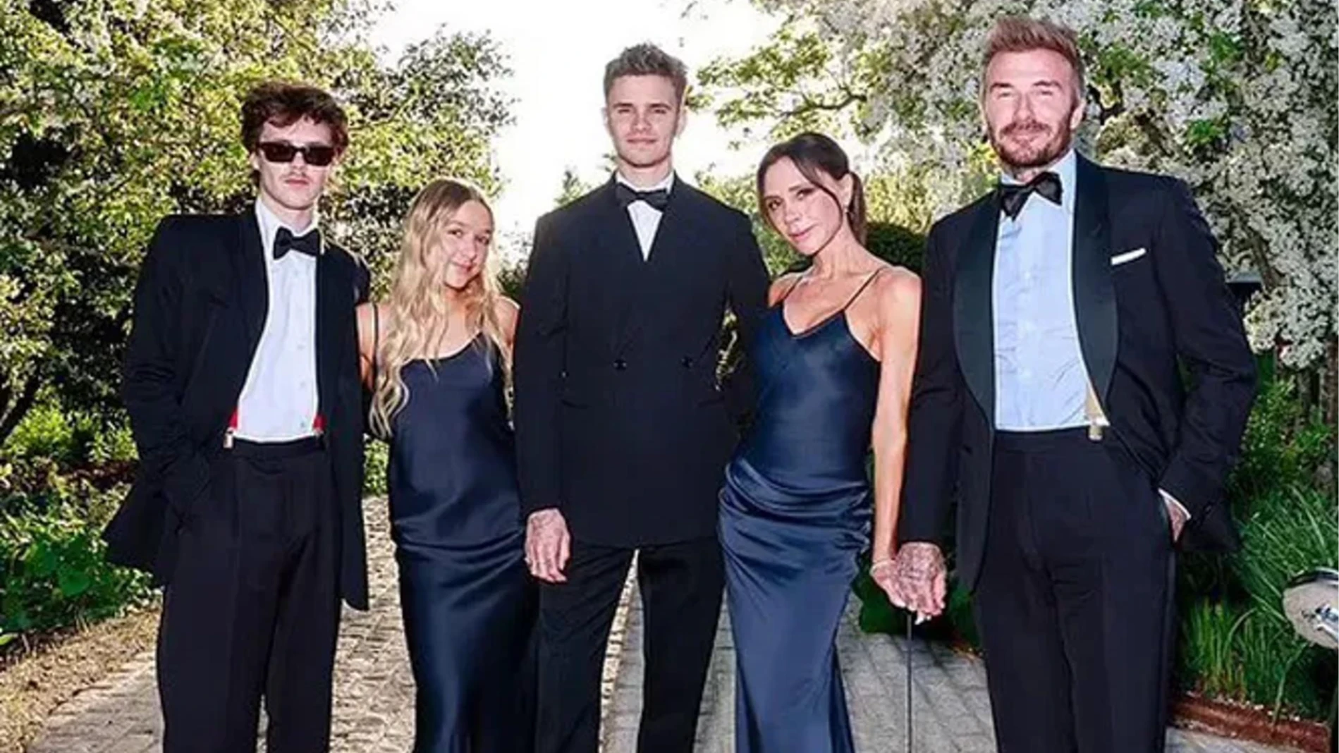 Дэвид и Виктория Бекхэм (справа) Фото: Инстаграм (запрещён в РФ)