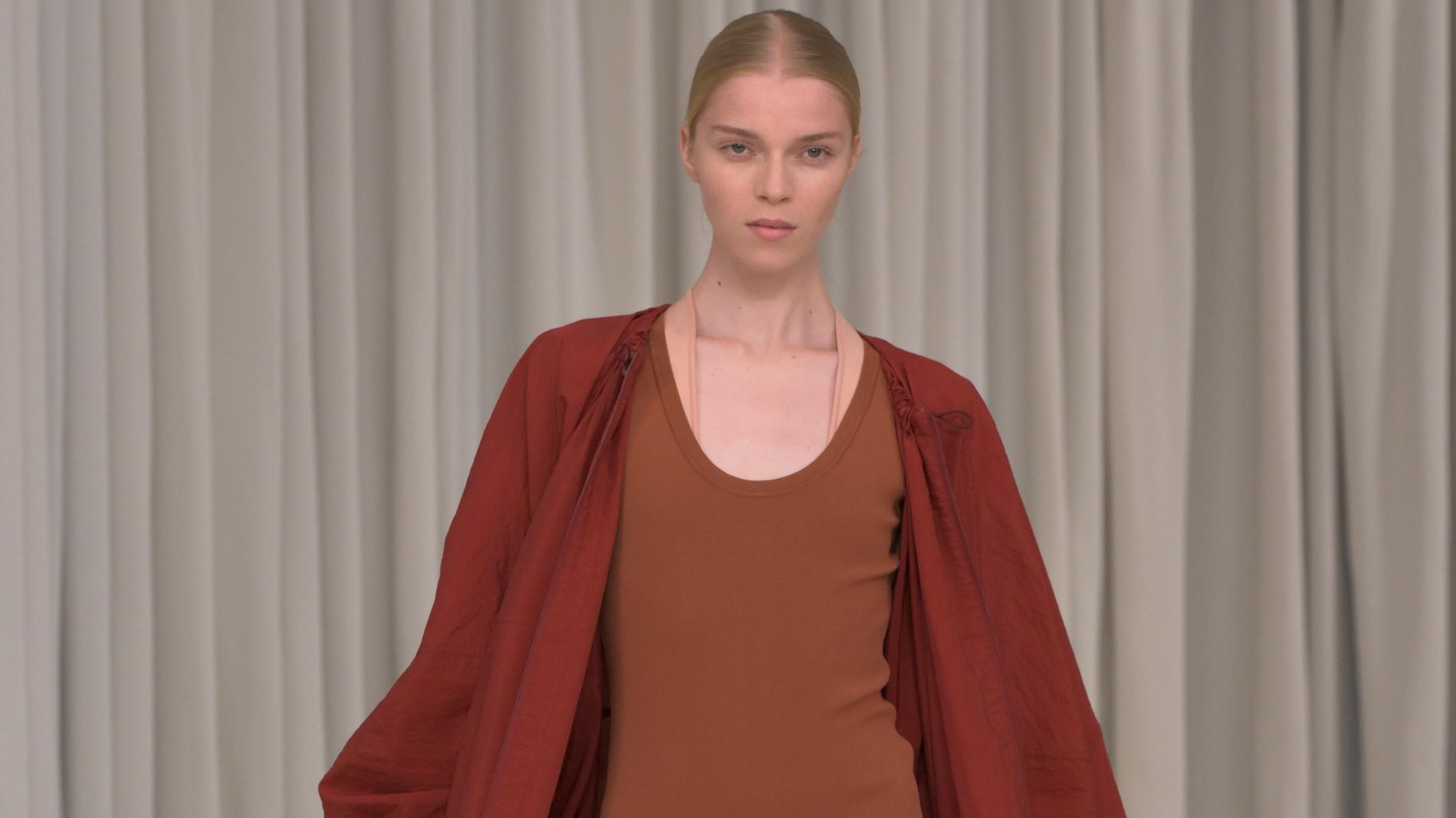 Модель на показе Ferragamo весна 2025 в Милане. Фото: Getty Images