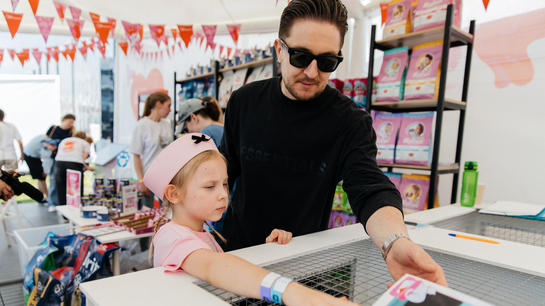 Денис Кукояка с дочкой Василисой на фестивале «Лапки». Фото: пресс-служба