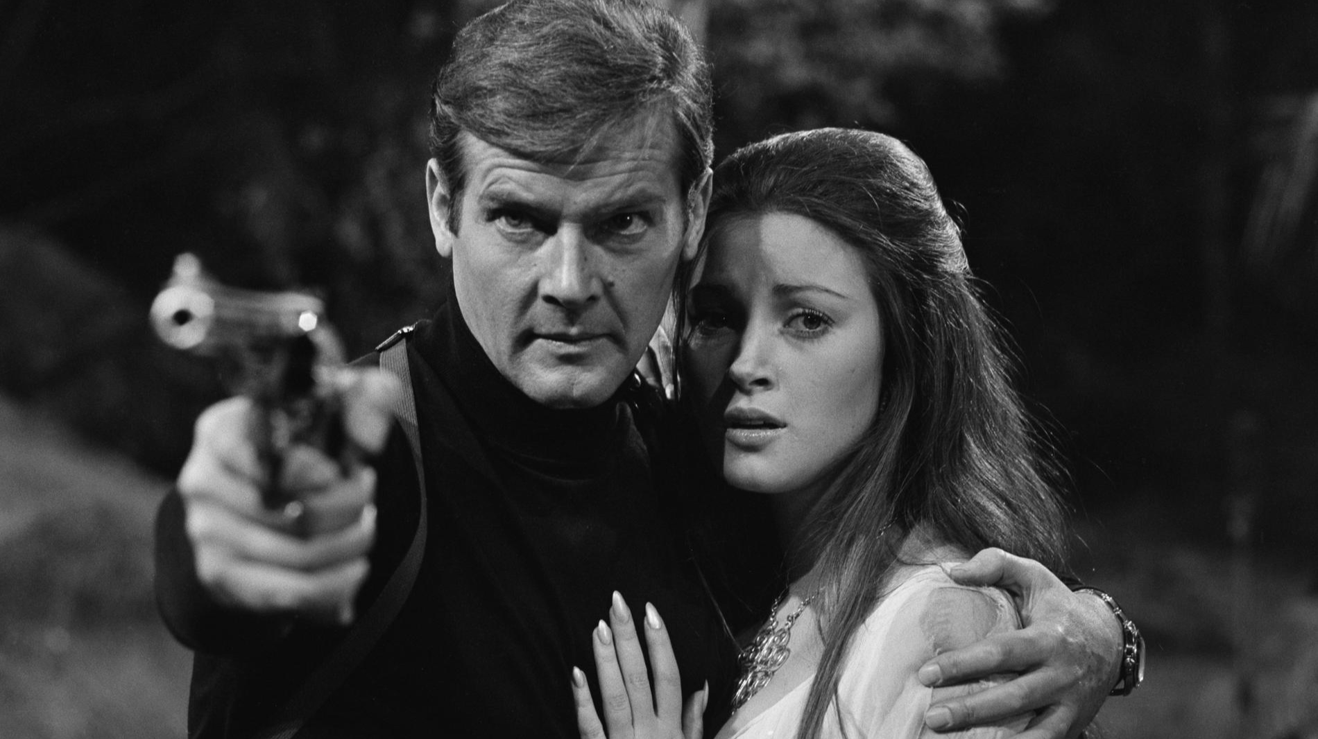 Роджер Мур и Джейн Сеймур в фильме «Живи и дай умереть». Фото: Getty Images