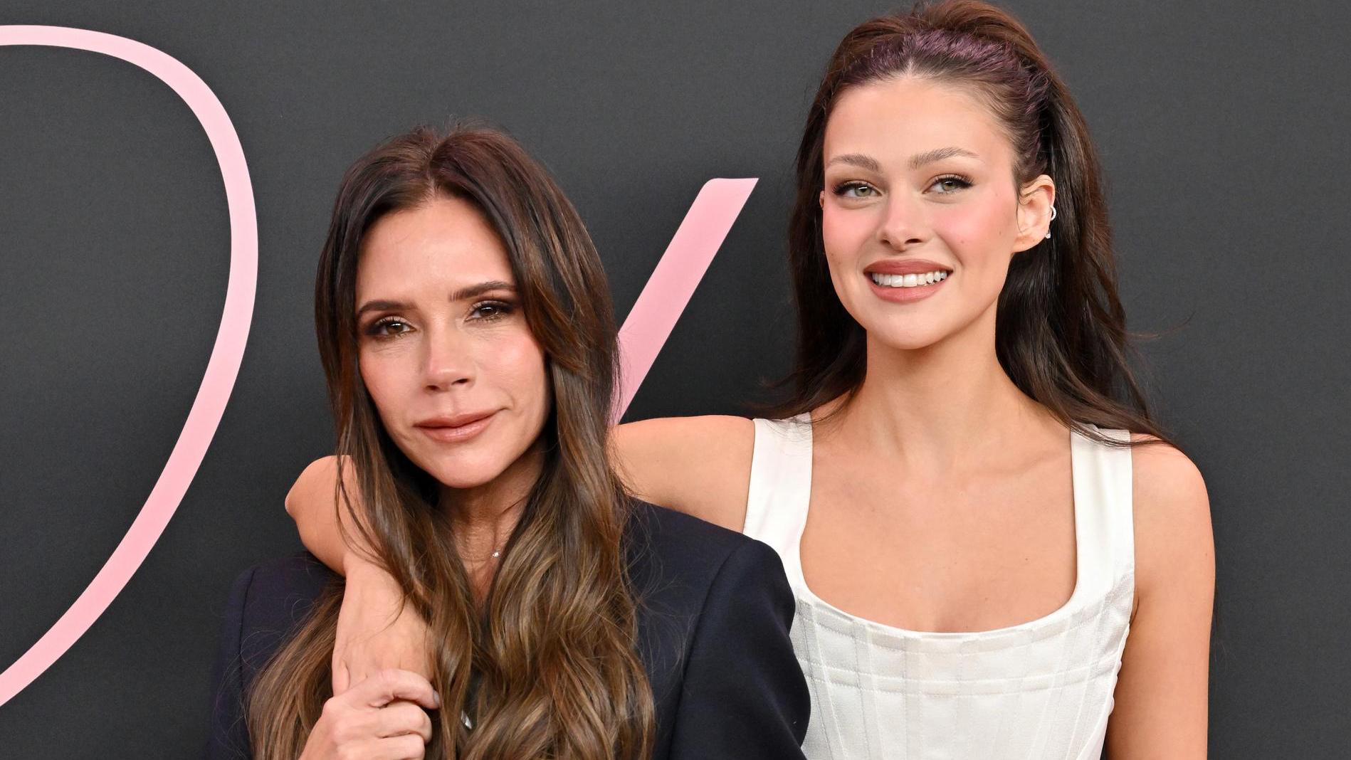 Виктория Бекхэм и Никола Пельтц. Фото: Getty Images