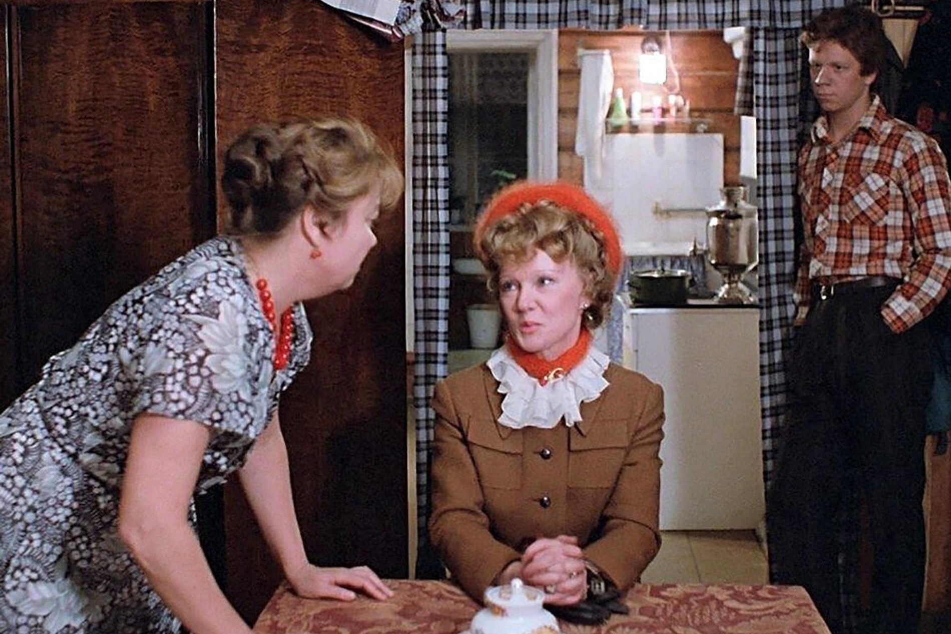 Кадр из фильма «Любовь и голуби»