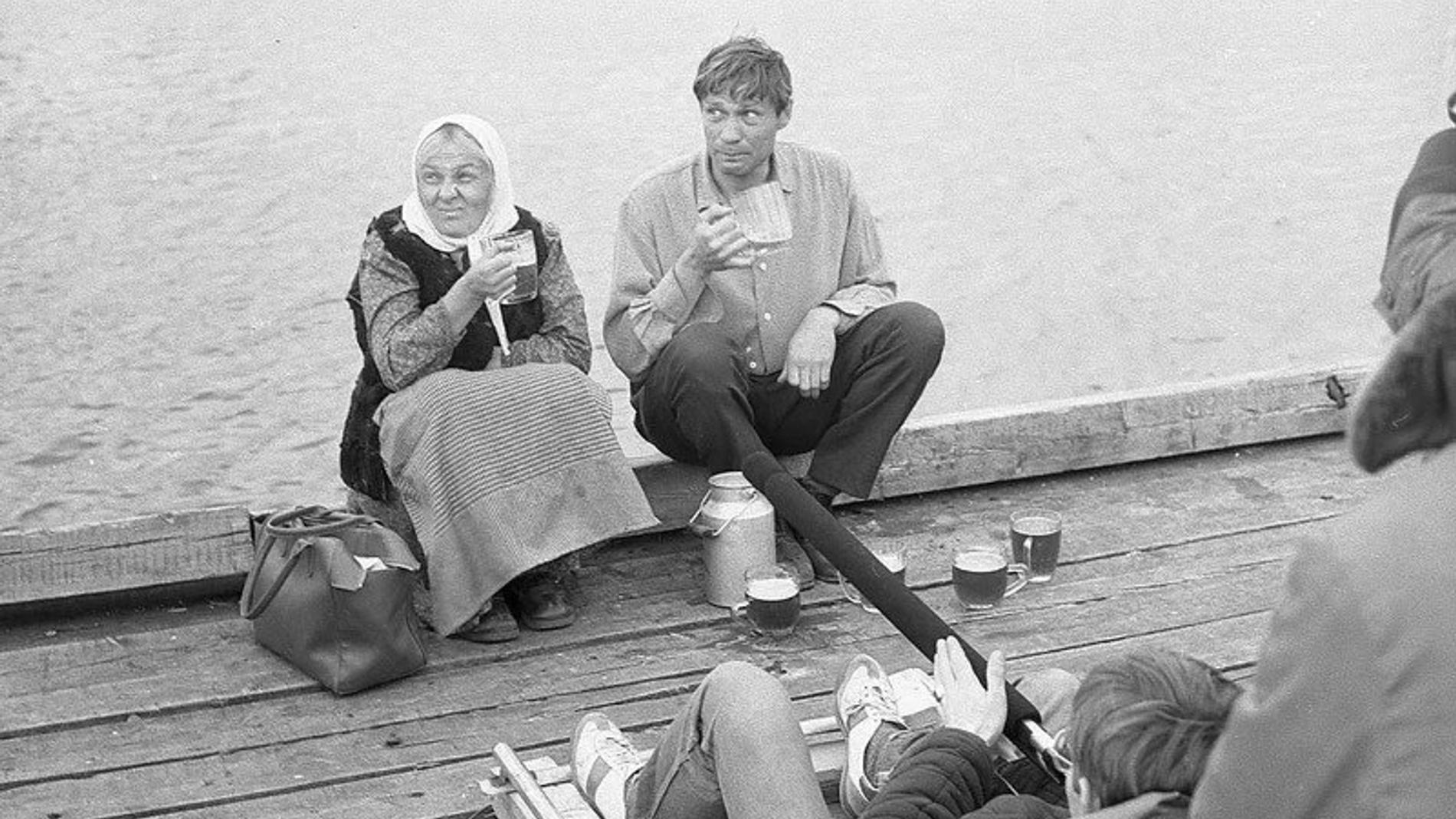 Кадр со съёмок фильма «Любовь и голуби»: Кинопоиск