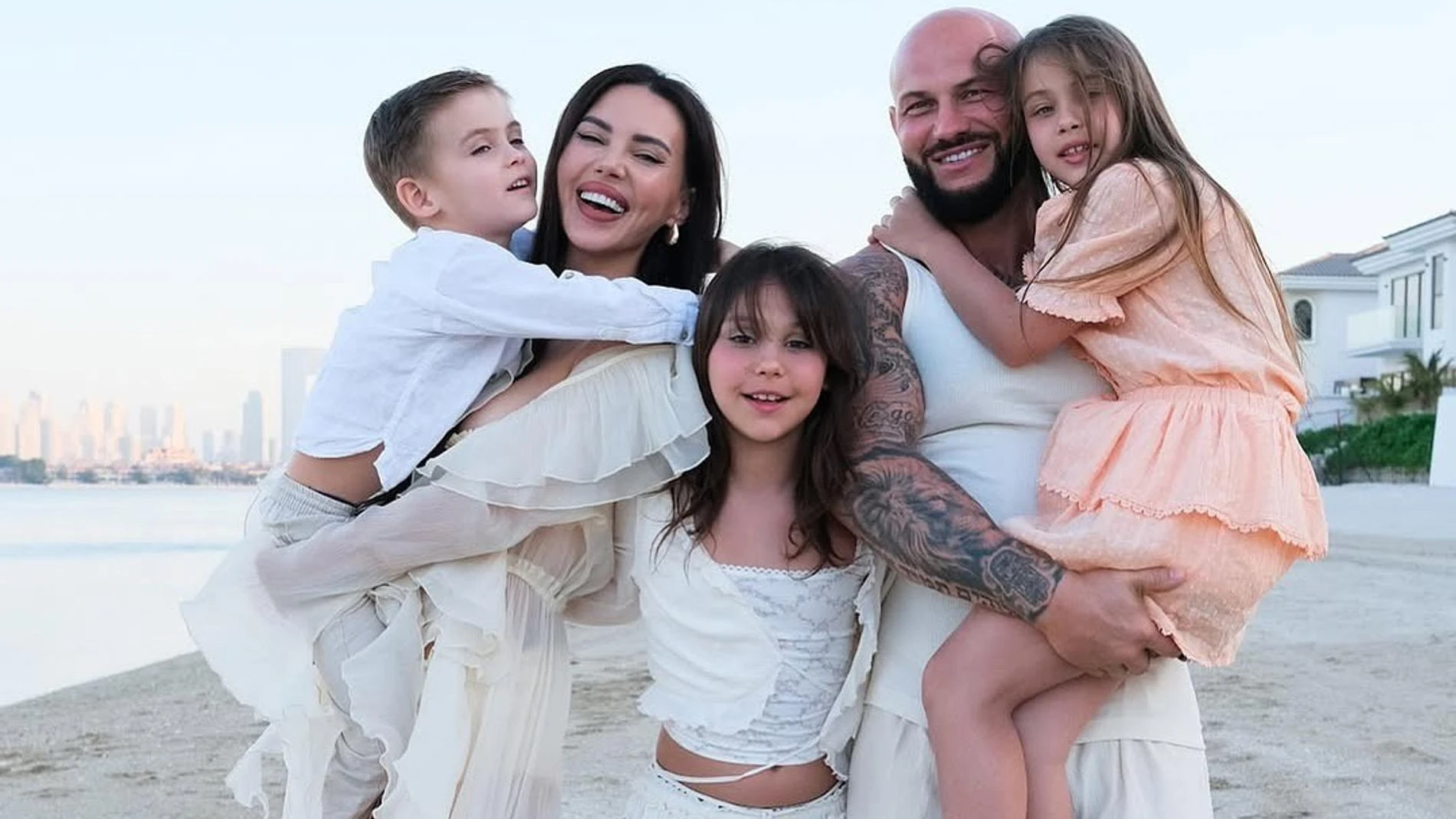Оксана Самойлова и Джиган с детьми. Фото: Инстаграм (запрещён в РФ) @